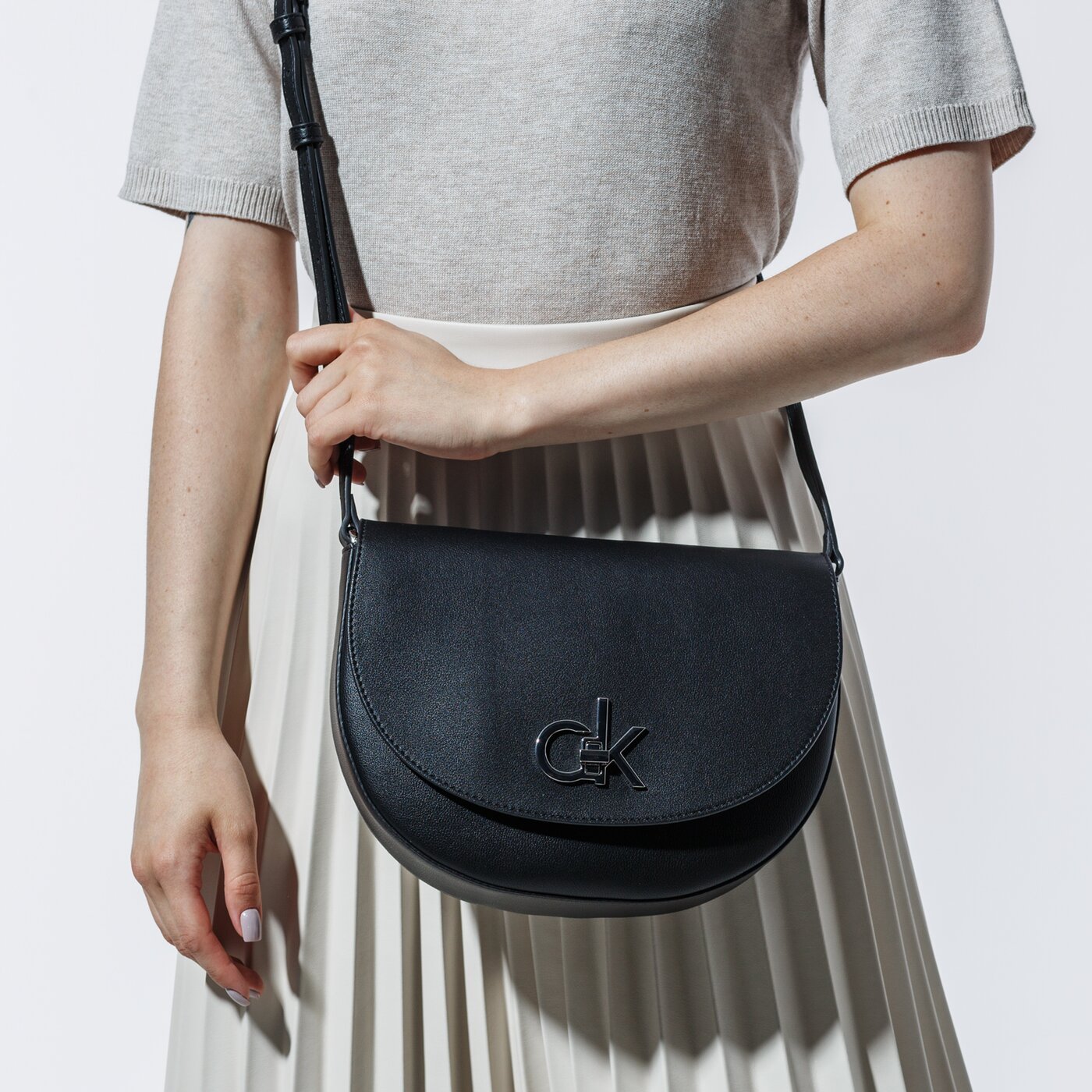 Damska torebka CALVIN KLEIN TOREBKA RE-LOCK SADDLE BAG k60k606678bax kolor czarny