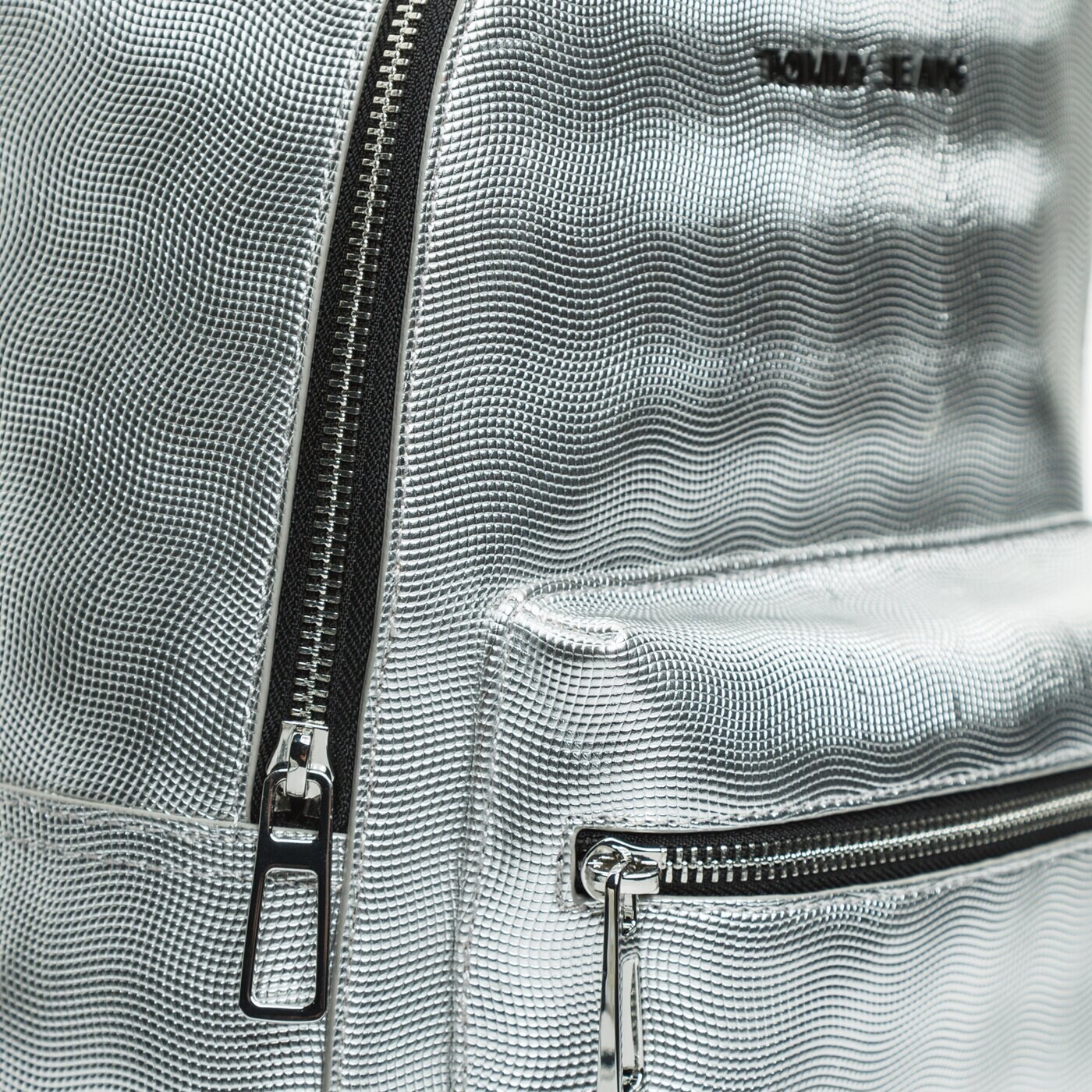 Damski plecak TOMMY HILFIGER PLECAK TJW FEMME PU BACKPACK METALIC aw0aw098640im kolor srebrny