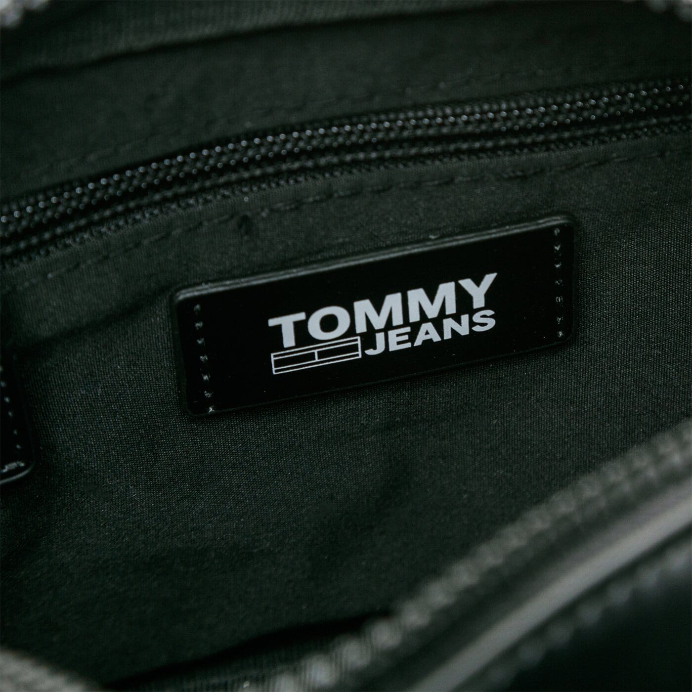 Damska torebka TOMMY HILFIGER TOREBKA TJW NEW GEN CROSSOVER aw0aw08566bds kolor czarny