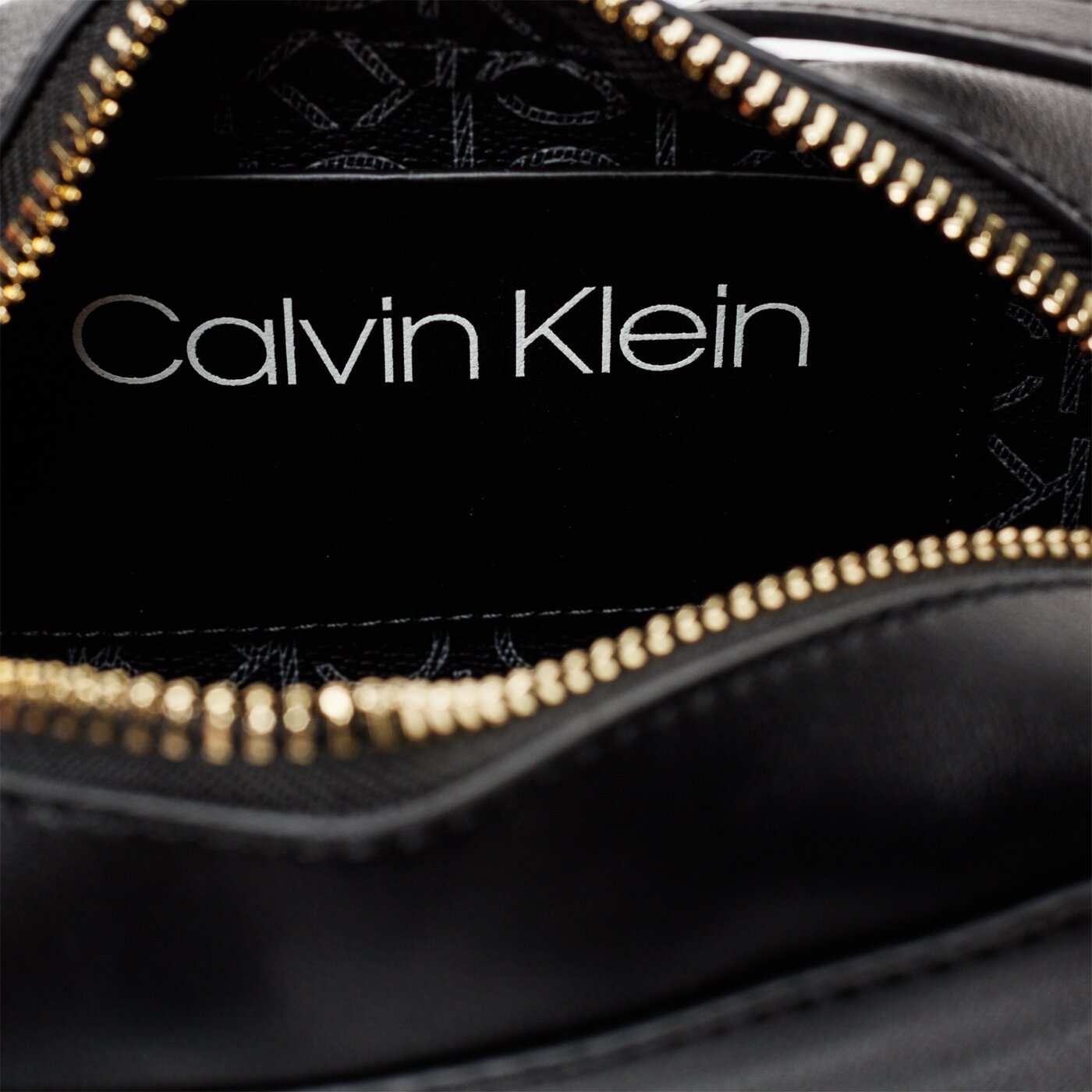 Damska torebka CALVIN KLEIN TOREBKA MUST CAMERABAG k60k605871bds kolor czarny