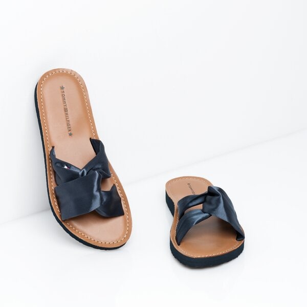 Damskie klapki TOMMY HILFIGER INT MONICA 17D SATIN ELEVATED BEACH SANDAL fw0fw04014403 kolor granatowy