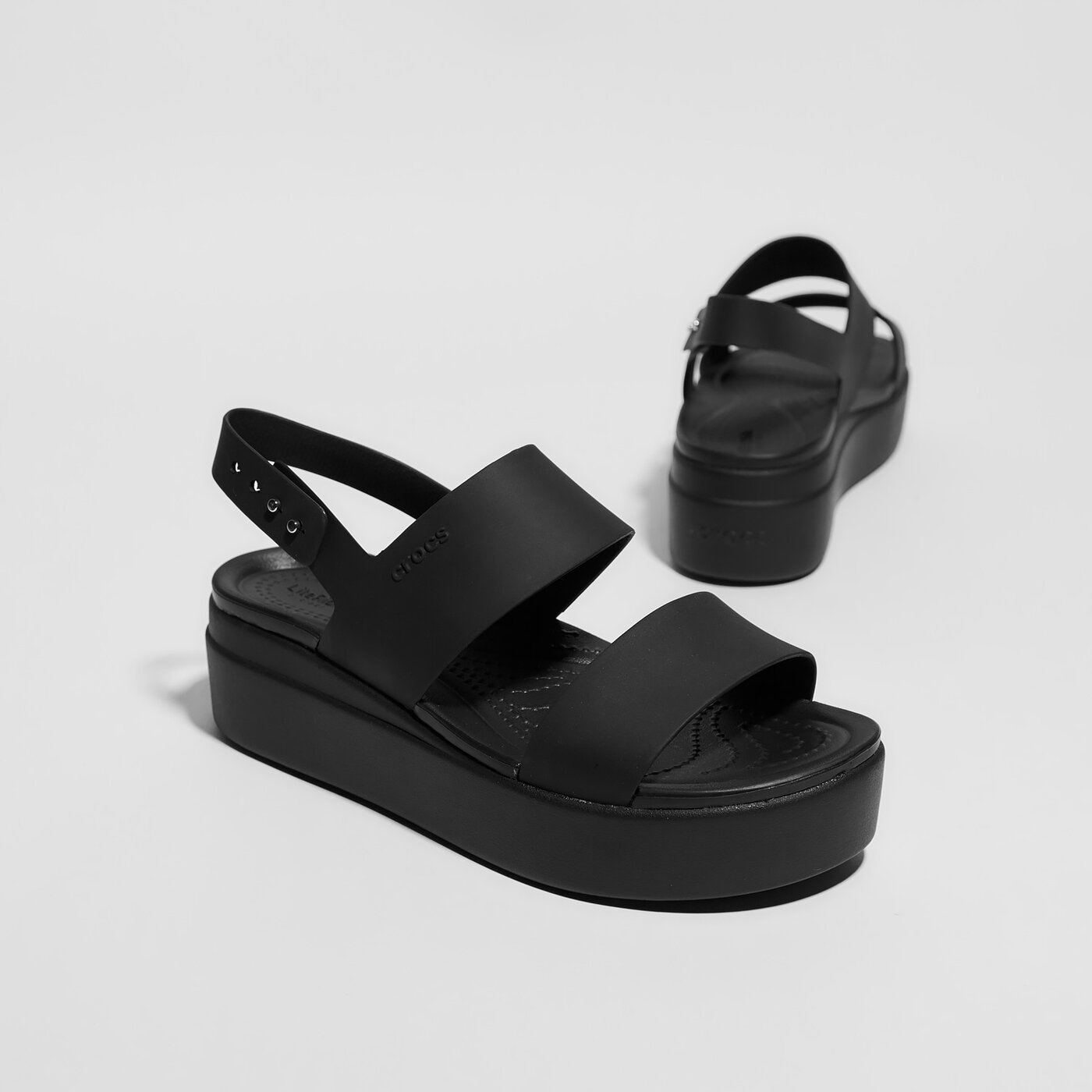 Damskie sandały CROCS BROOKLYN LOW WEDGE 206453060 kolor czarny