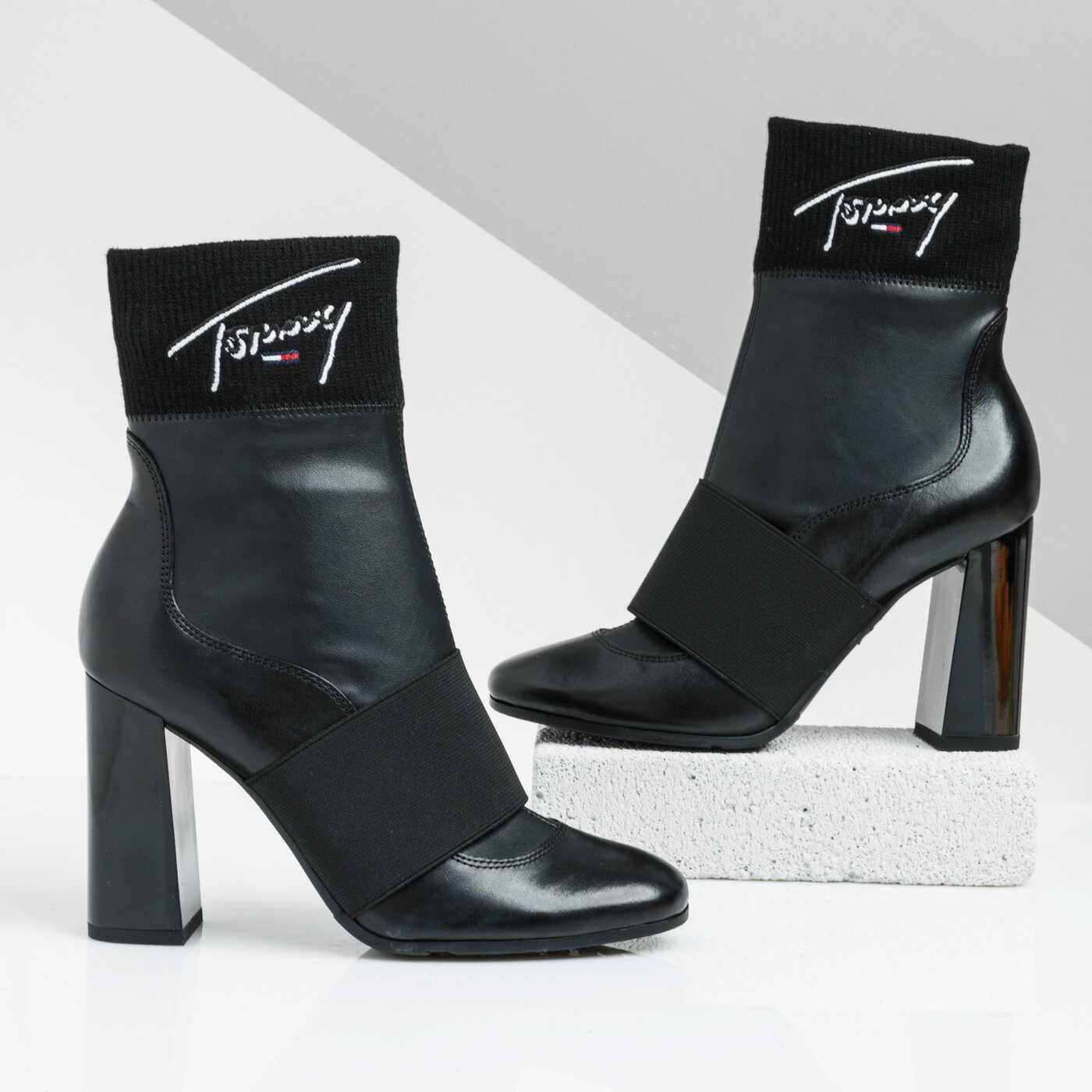 Damskie botki / sztyblety TOMMY HILFIGER TOMMY SIGNATURE HEELED BOOT en0en00615990 kolor czarny