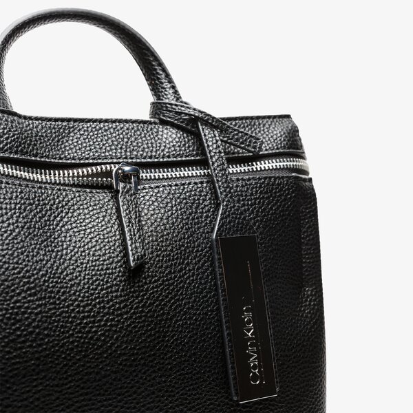 Damski plecak CALVIN KLEIN PLECAK SIDED BACKPACK k60k605317001 kolor czarny