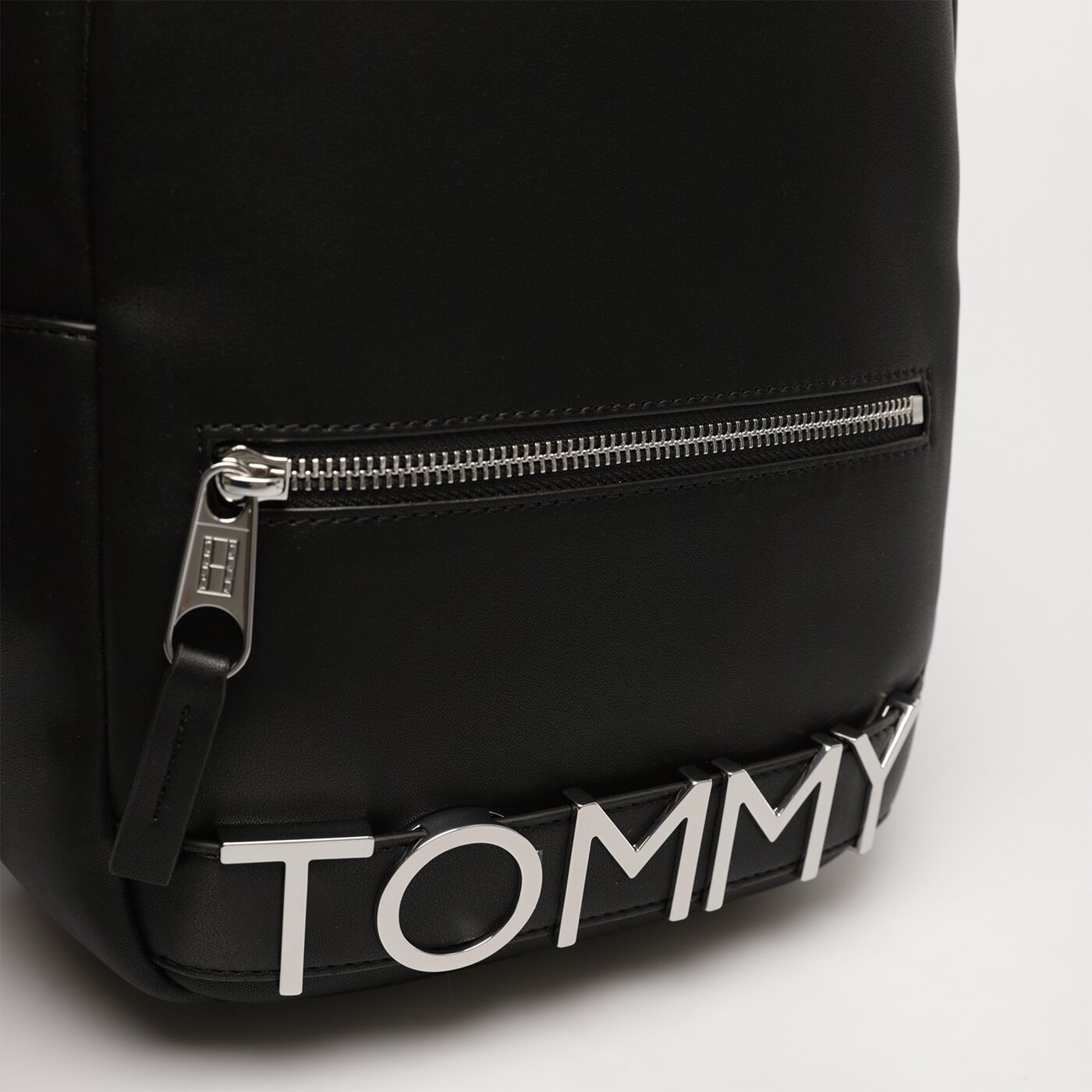 Damski plecak TOMMY HILFIGER PLECAK TJW BOLD BACKPACK aw0aw15428bds kolor czarny