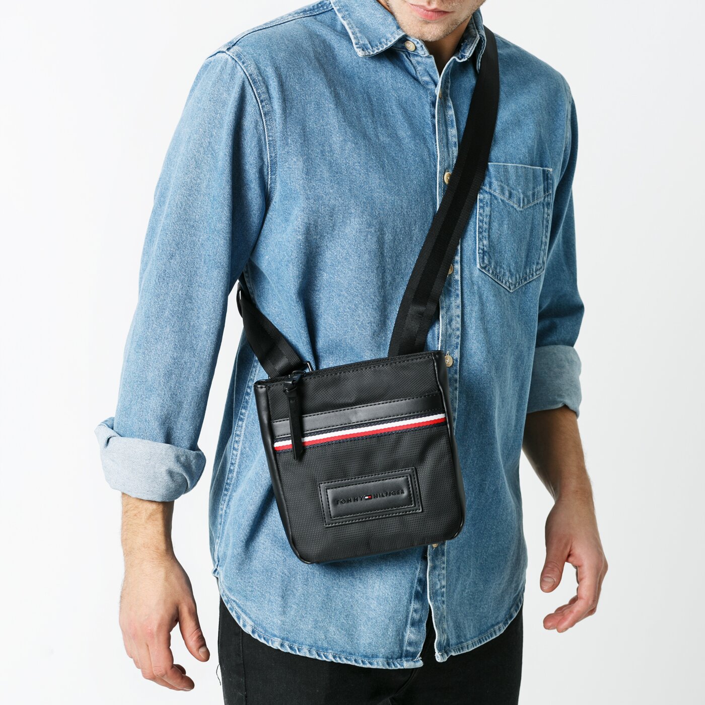 TOMMY HILFIGER TORBA MODERN NYLON MINI CROSSOVER am0am05569bds kolor czarny