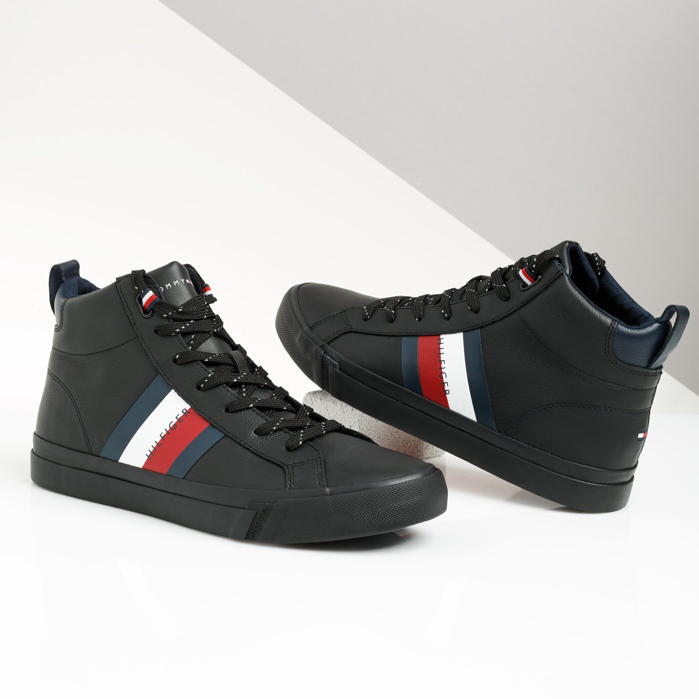 Męskie trampki TOMMY HILFIGER FLAG DETAIL LEATHER SNEAKER HIGH fm0fm02371990 kolor czarny