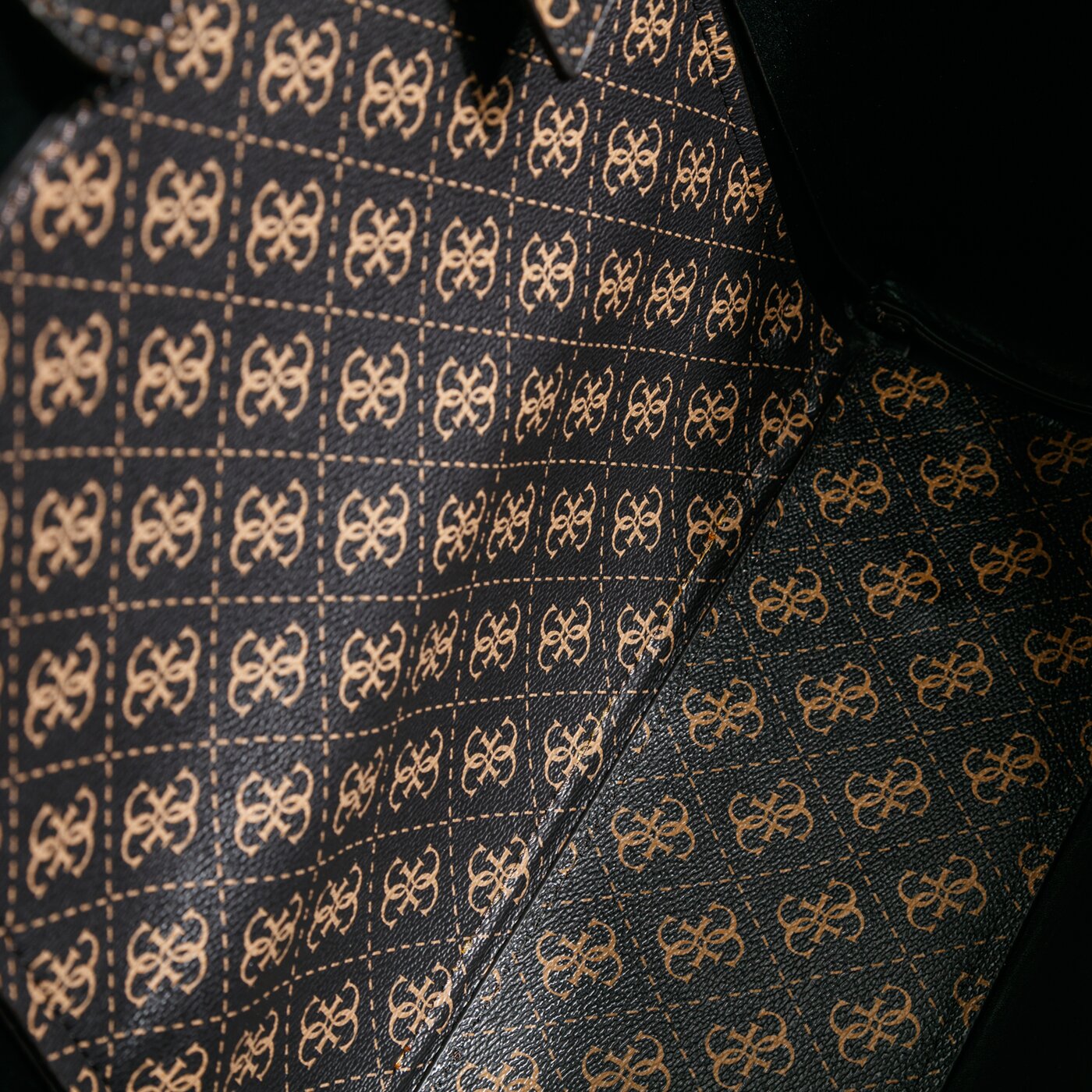 Damska torebka GUESS TOREBKA NAYA TRAP TOTE hwql7881230bbl kolor multicolor