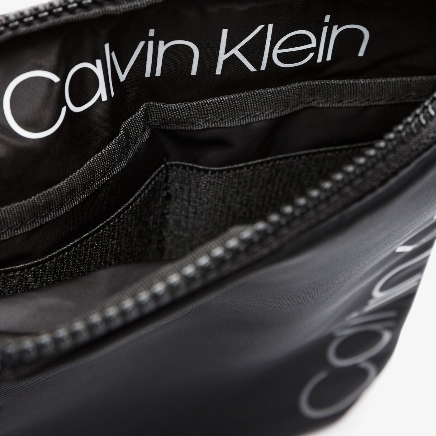 CALVIN KLEIN TORBA TRAIL MINI FLAT CROSSOVER k50k504598001 kolor czarny