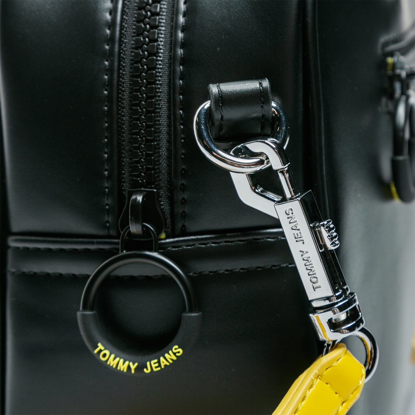 Damska torebka TOMMY HILFIGER TOREBKA TJW NEW GEN SATCHEL aw0aw08567bds kolor czarny