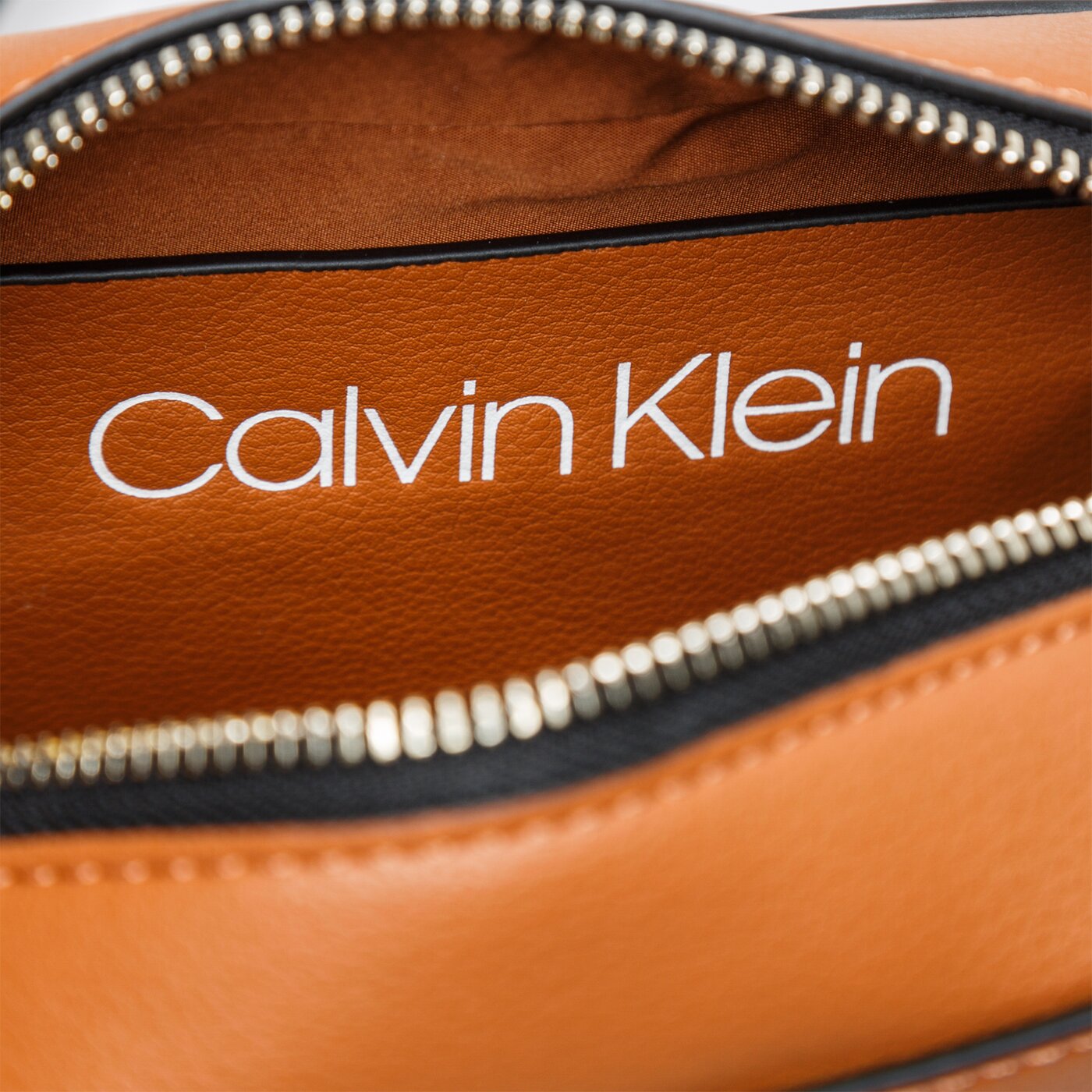 Damska torebka CALVIN KLEIN TOREBKA CAMERA BAG k60k606759gc9 kolor brązowy