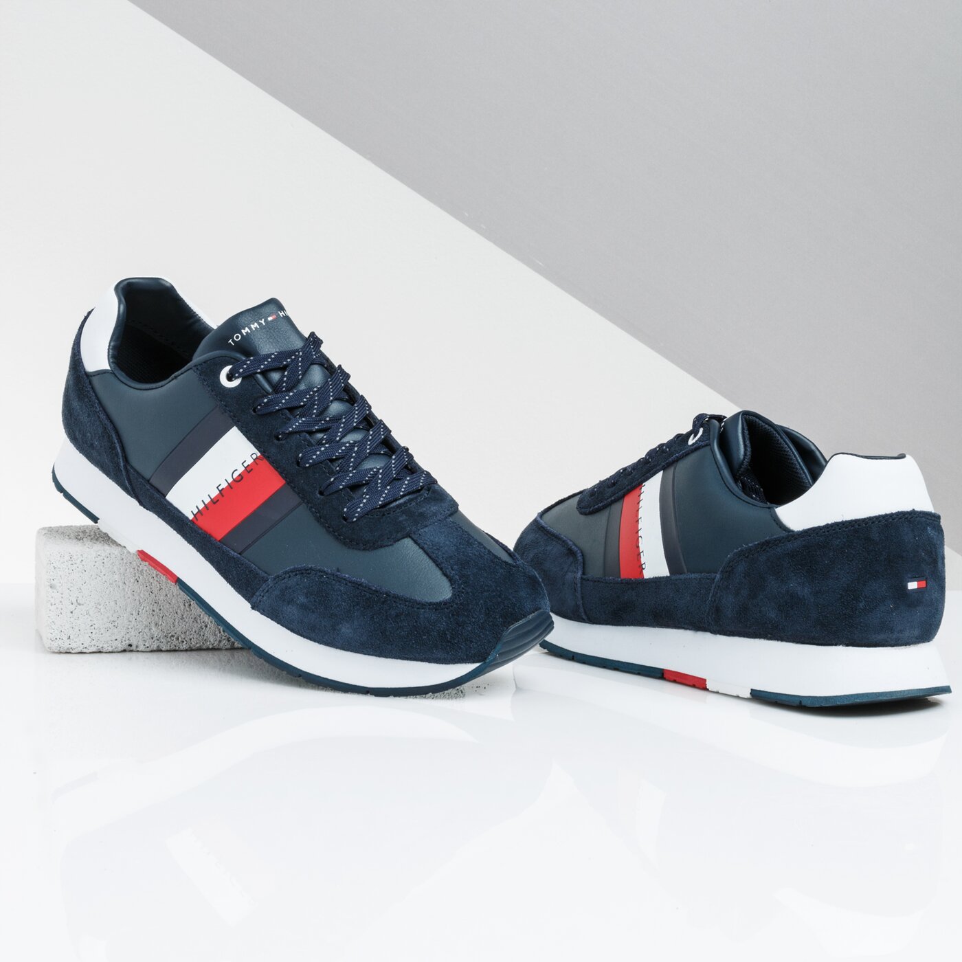 Męskie sneakersy (buty) TOMMY HILFIGER CORPORATE LEATHER FLAG RUNNER fm0fm02380403 kolor granatowy