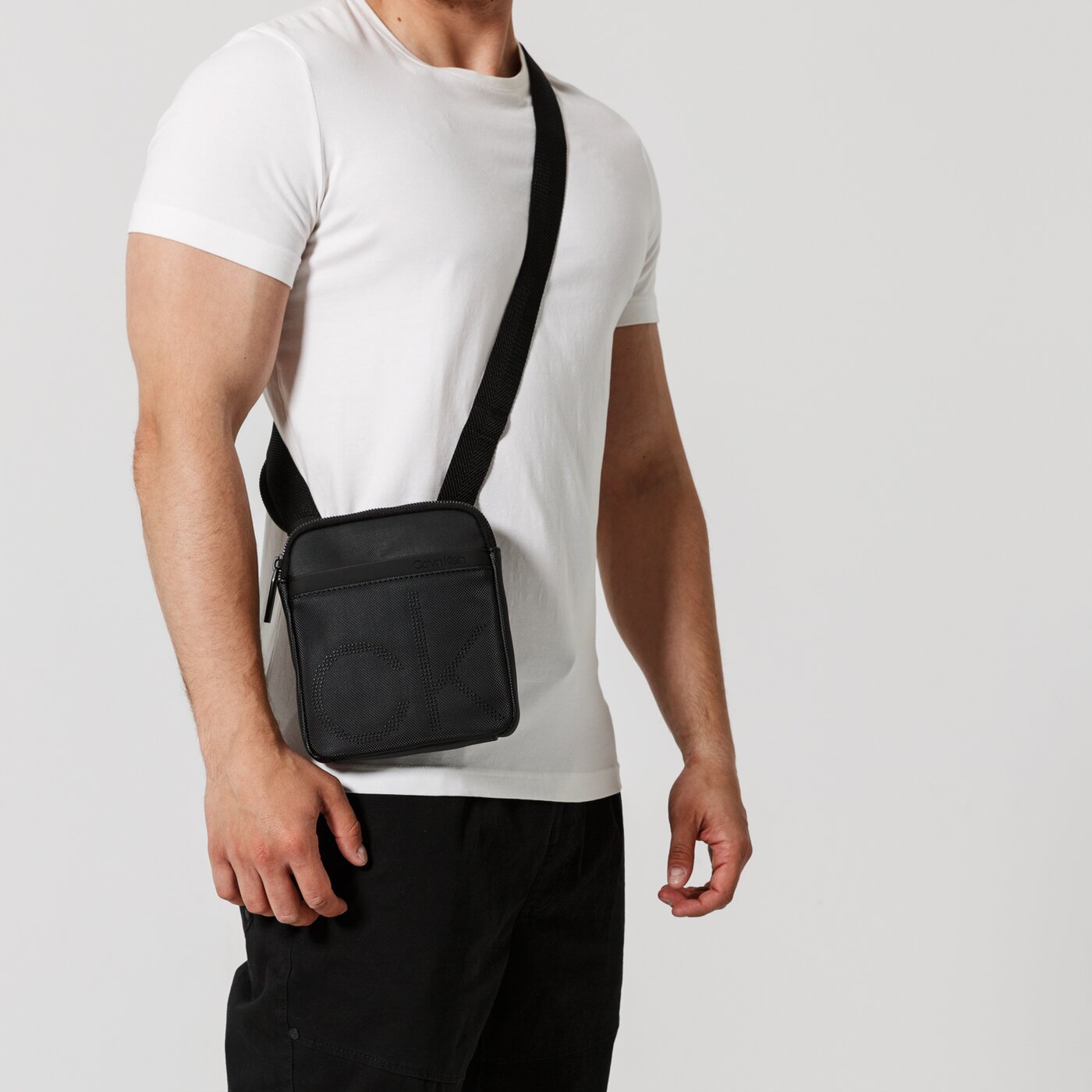 Damska torebka CALVIN KLEIN TOREBKA POINT MINI FLAT CROSSOVER k50k503875001001 kolor czarny