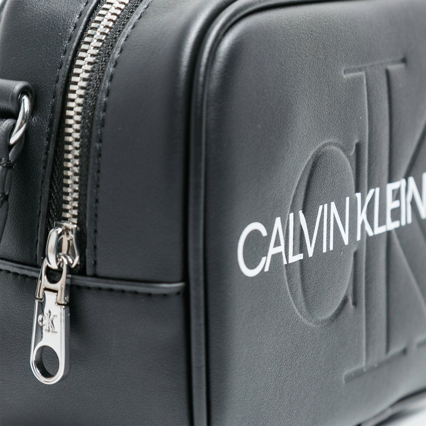 Damska torebka CALVIN KLEIN TOREBKA CAMERA BAG k60k607202bds kolor czarny