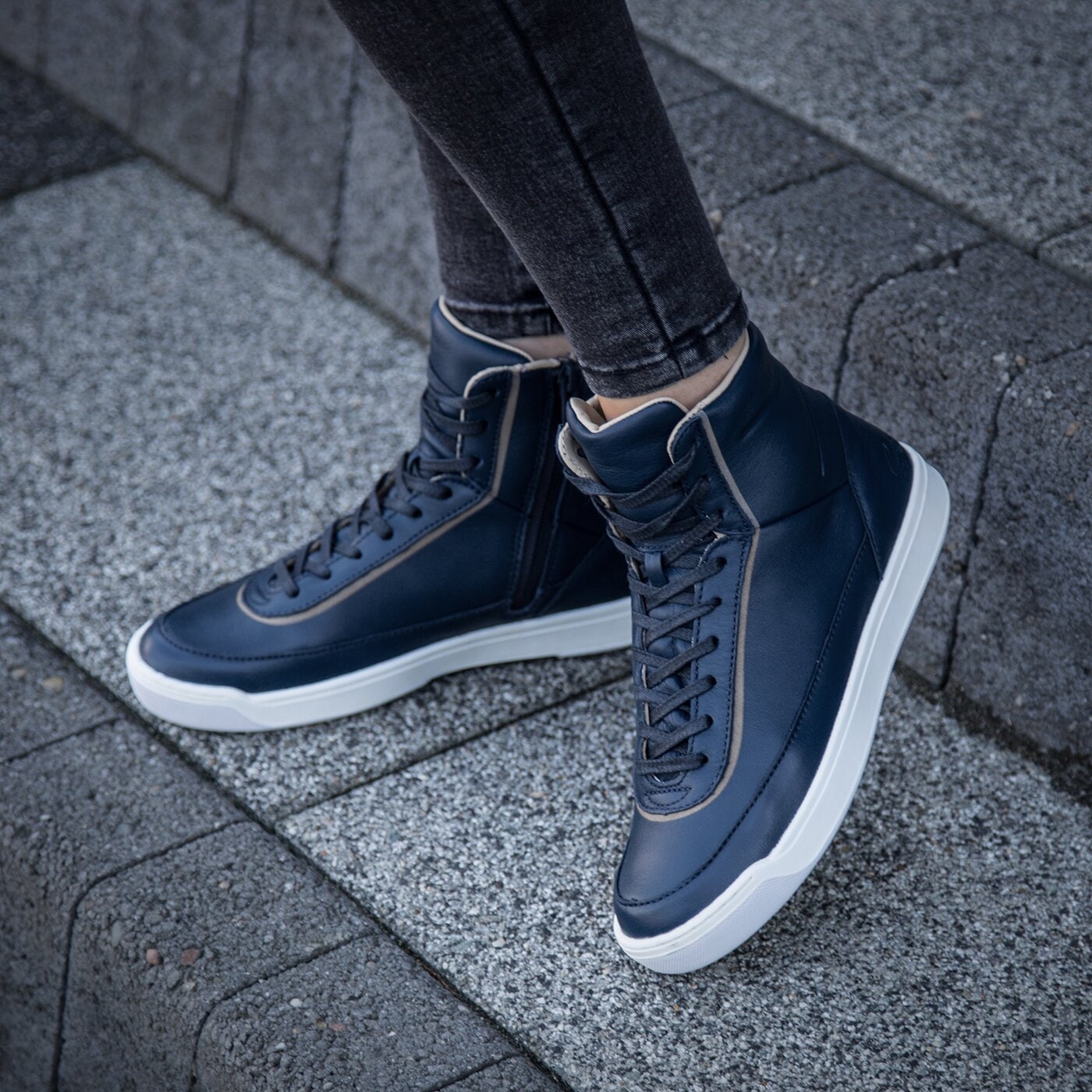 Damskie trampki LACOSTE EXPLORATEUR CALF 316 1 732caw0118003 kolor granatowy