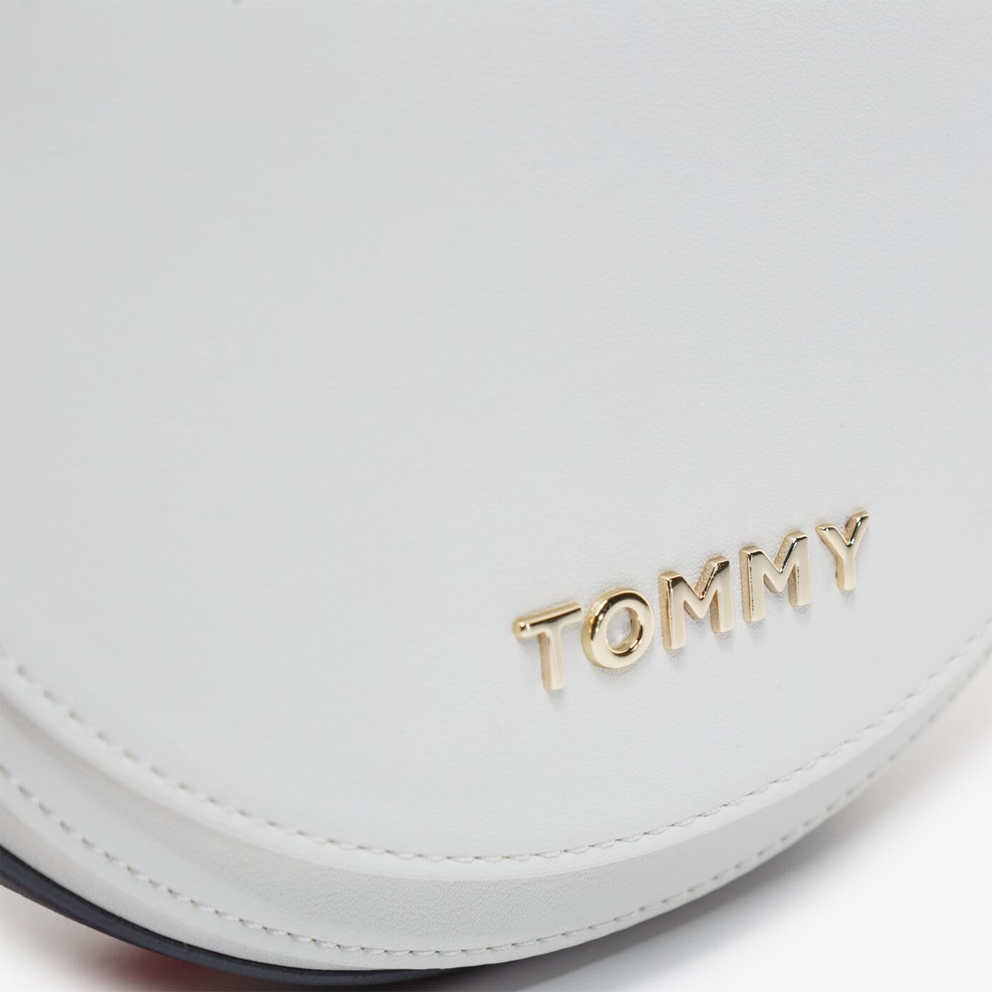 Damska torebka TOMMY HILFIGER TOREBKA STAPLE SADDLE aw0aw08226yaf kolor biały