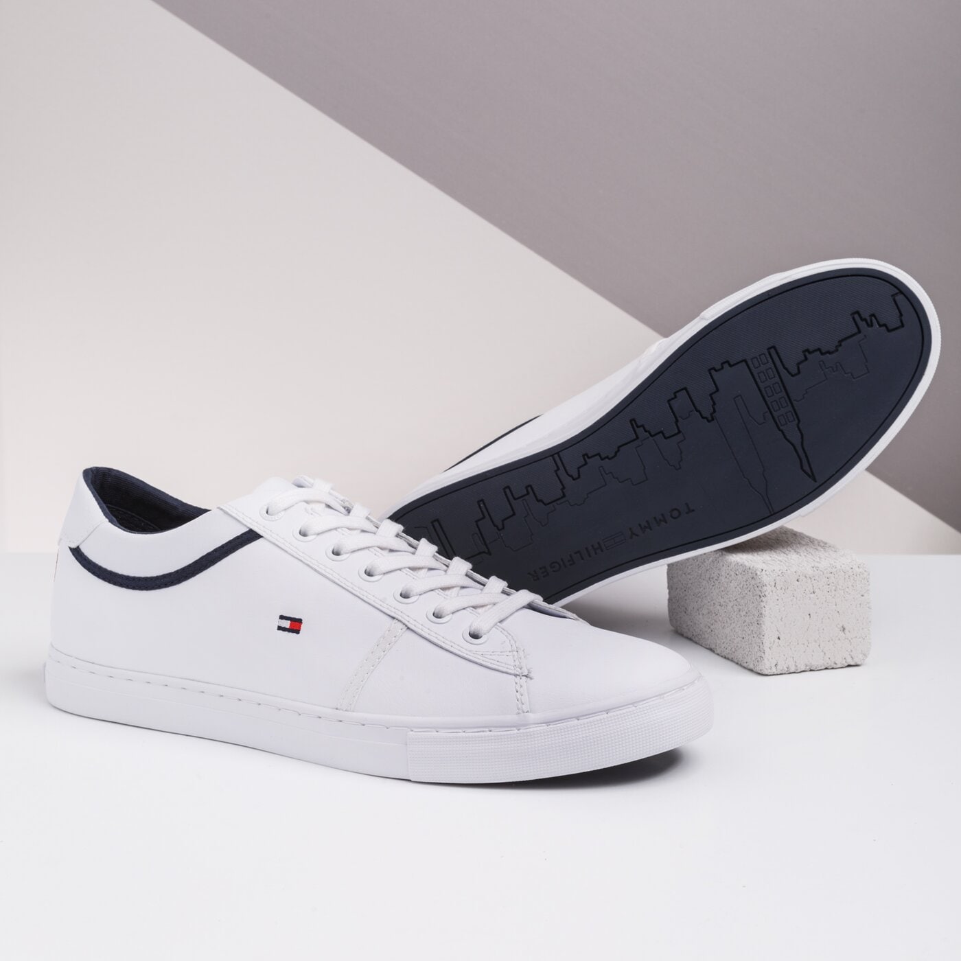 Męskie trampki TOMMY HILFIGER ESSENTIAL LEATHER SNEAKER fm0fm02681ybs kolor biały