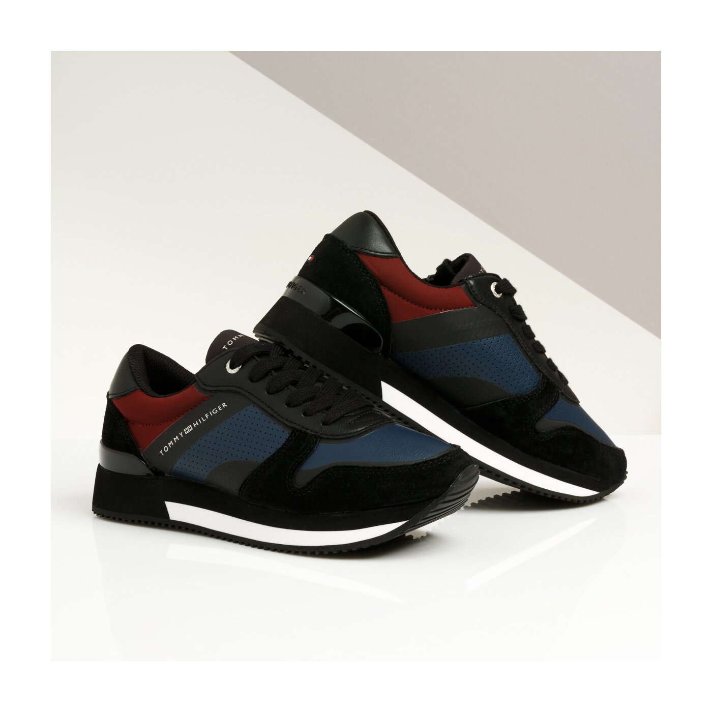 Damskie sneakersy (buty) TOMMY HILFIGER ACTIVE CITY SNEAKER fw0fw04304990 kolor czarny