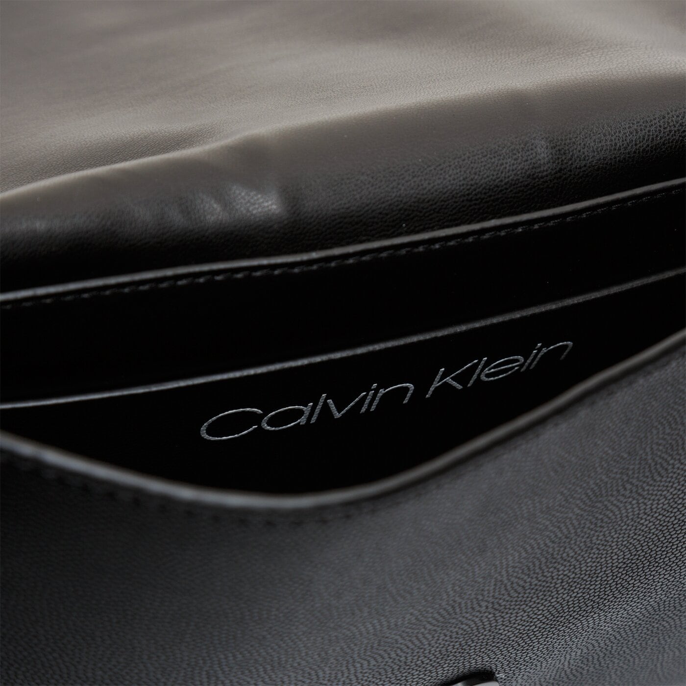 Damska torebka CALVIN KLEIN TOREBKA SIGNATURE CONV CROSSBODY MD k60k606350bax kolor czarny