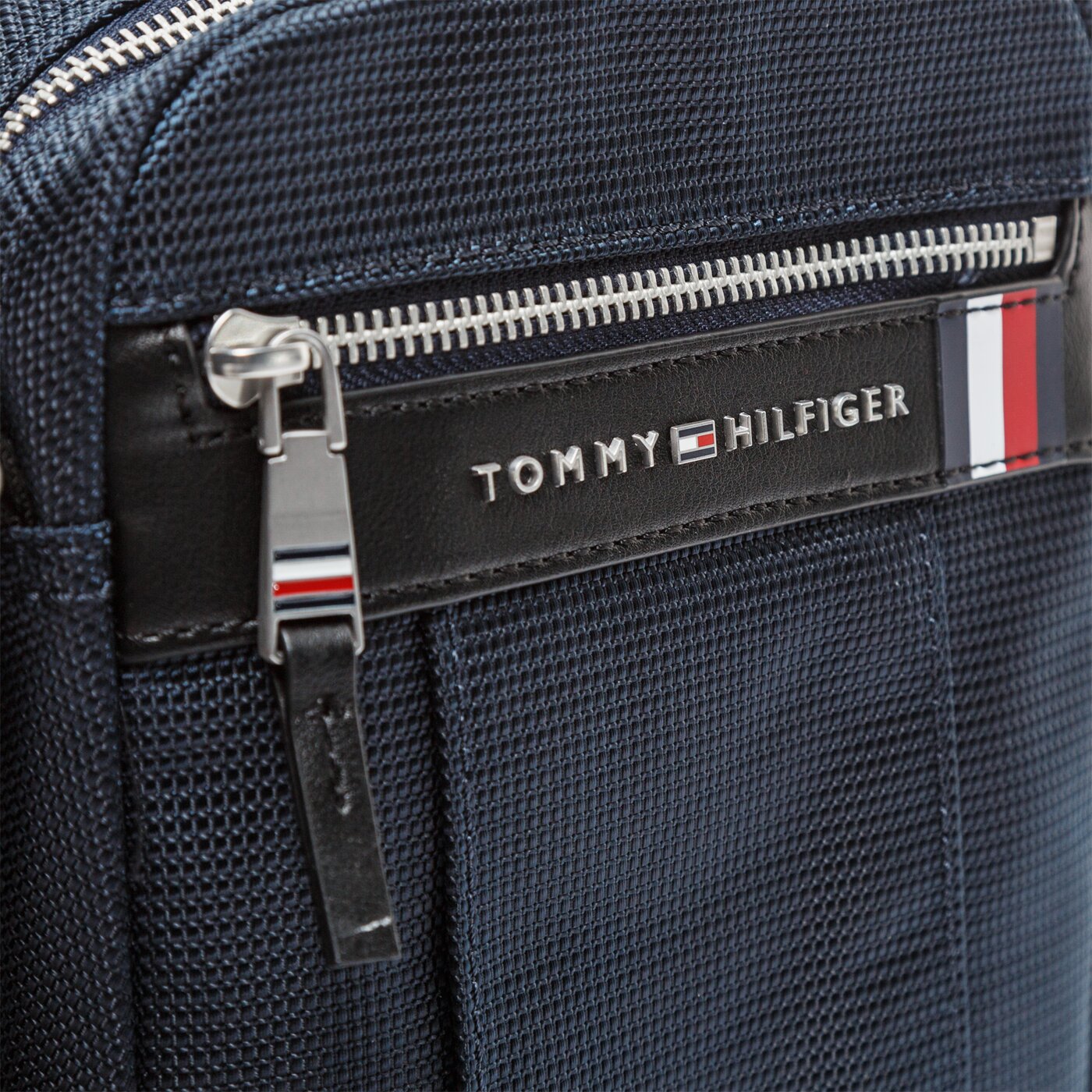 TOMMY HILFIGER TORBA ELEVATED NYLON MINI REPORTER am0am05810cjm kolor granatowy