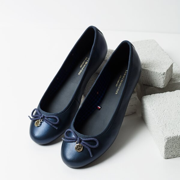 Damskie baleriny (buty) TOMMY HILFIGER BASIC METALLIC BALLERINA CHARM fw0fw02647406 kolor granatowy