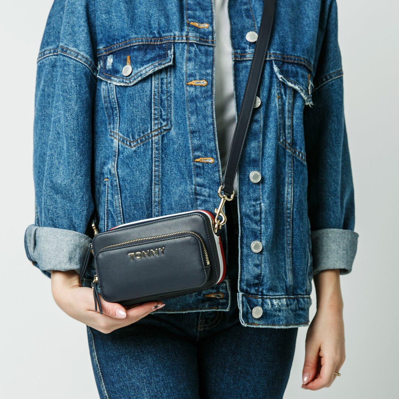 Damska torebka TOMMY HILFIGER TOREBKA TH CORPORATE CAMERA BAG aw0aw076900gz kolor granatowy