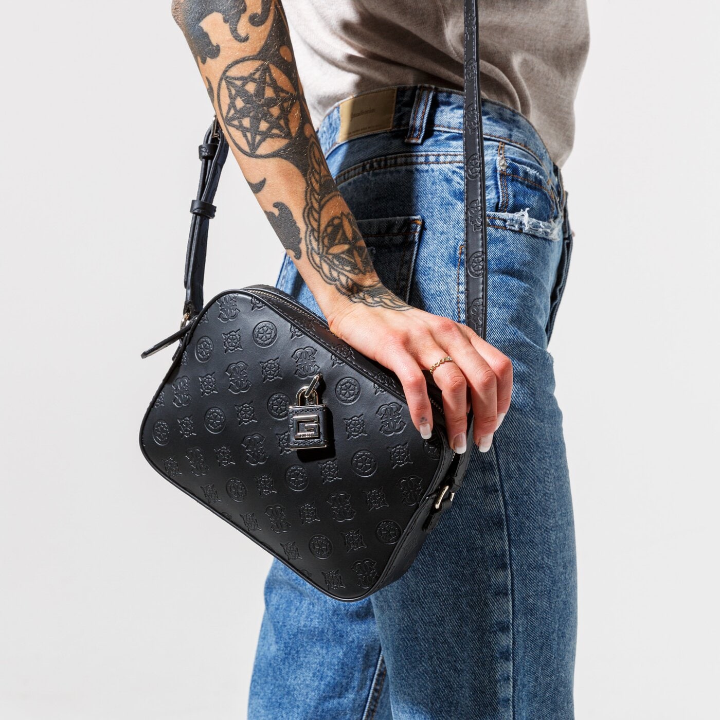 GUESS TOREBKA KAMRYN CROSSBODY TOP ZIP kolor CZARNY (HWPI6691120BLA