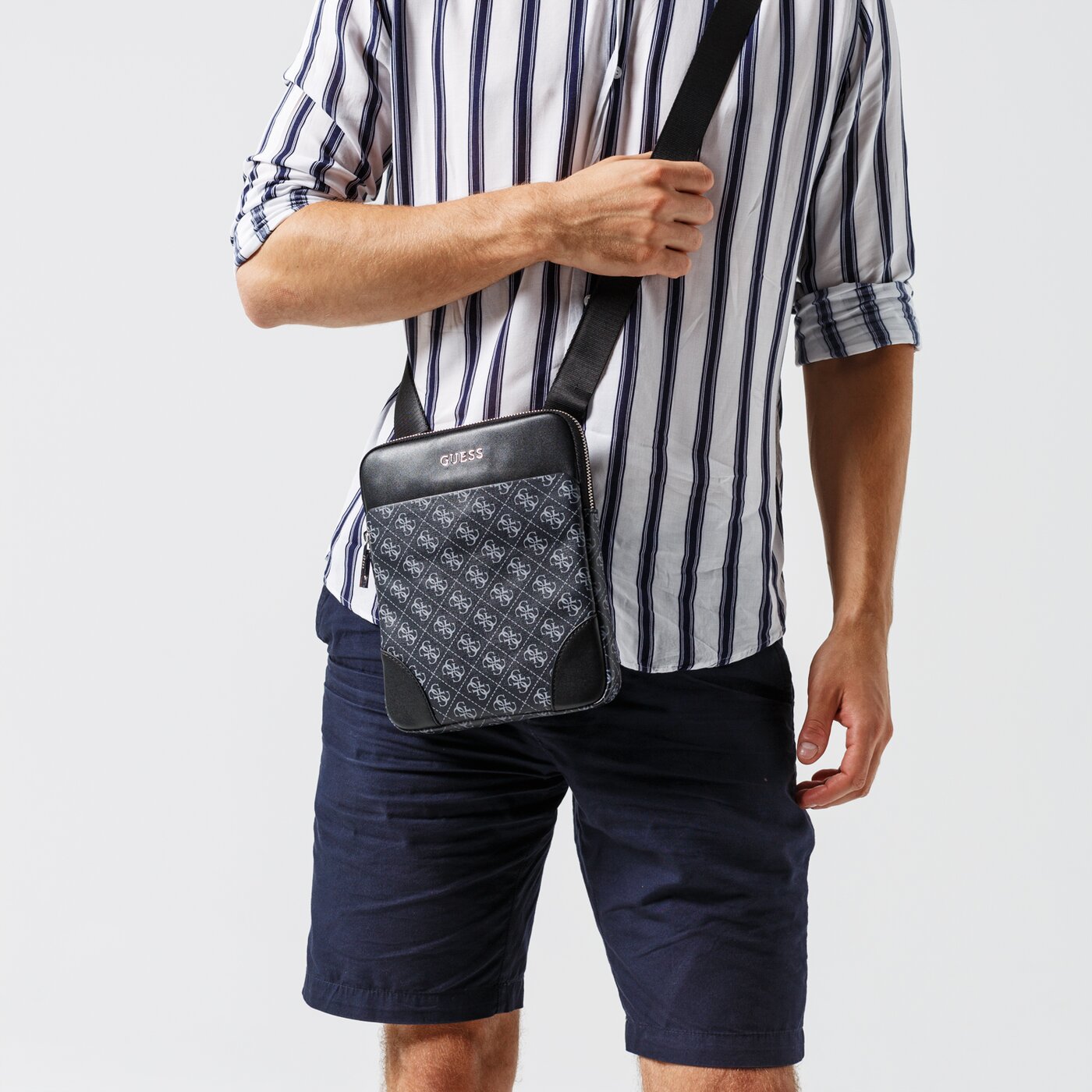 GUESS TORBA MAHATTAN LOGO FLAT CROSSBODY hm6765pol94bla kolor czarny