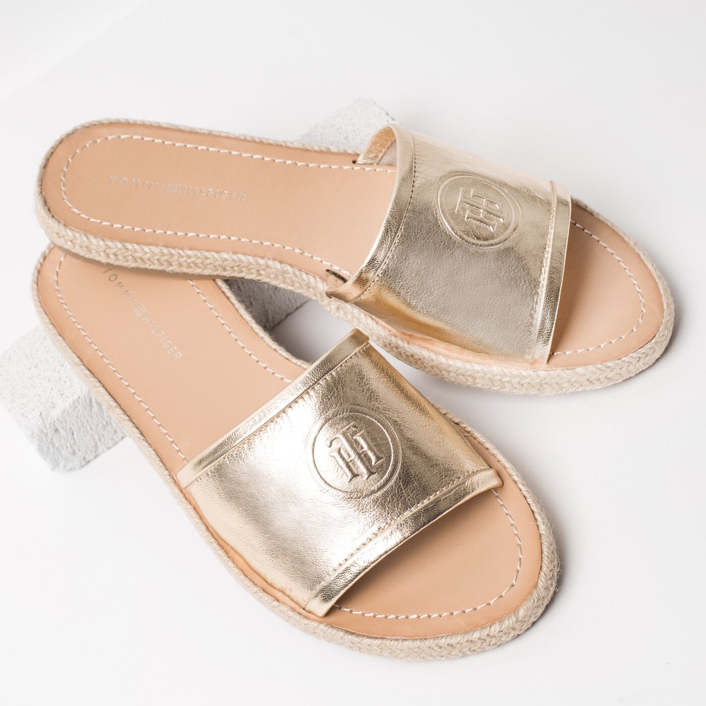 Damskie klapki TOMMY HILFIGER METALLIC FLAT MULE fw0fw02224709 kolor złoty