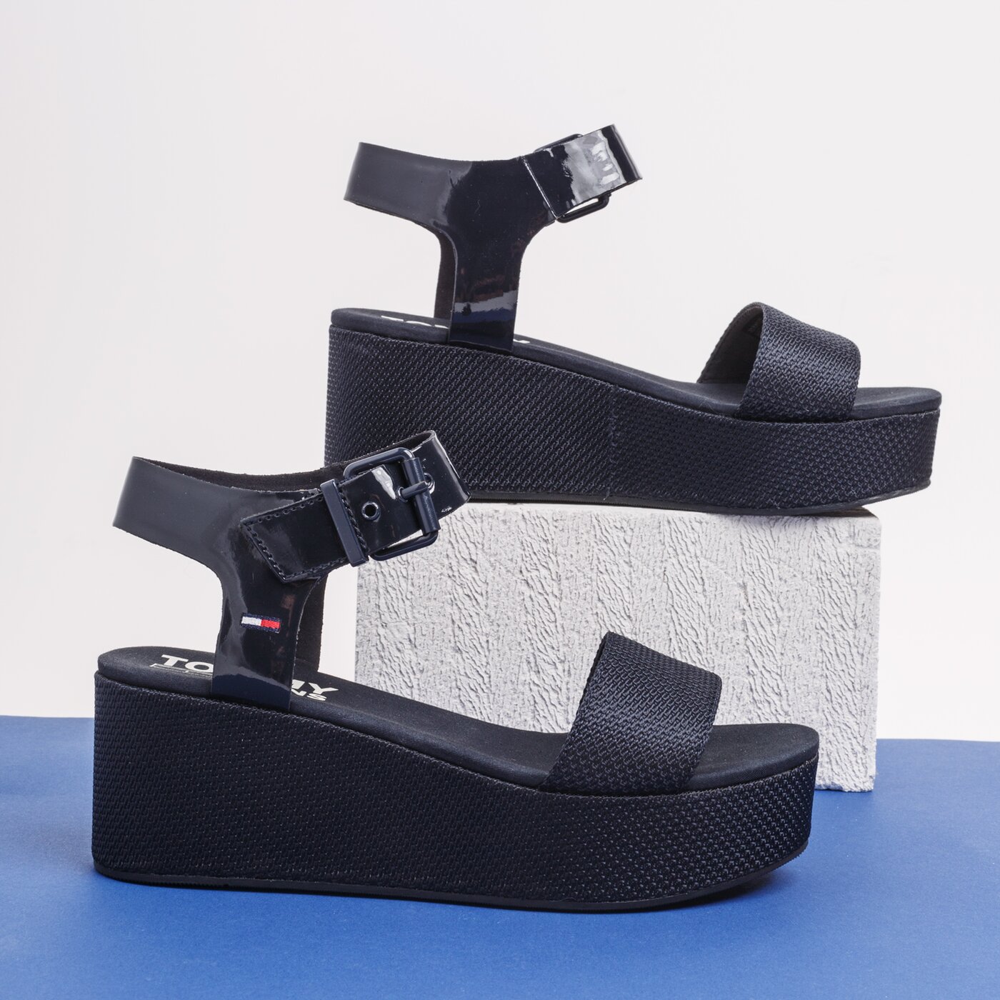 Damskie sandały TOMMY HILFIGER DENIA 2C MATERIAL MIX FLATFORM SANDAL en0en00561403 kolor granatowy