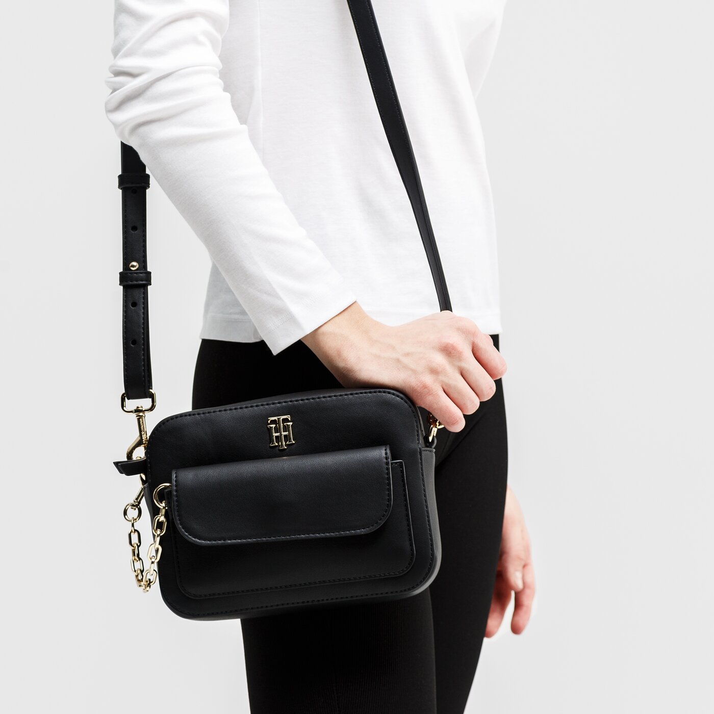 Damska torebka TOMMY HILFIGER TOREBKA TH SEASONAL CROSSOVER aw0aw088210gj kolor czarny