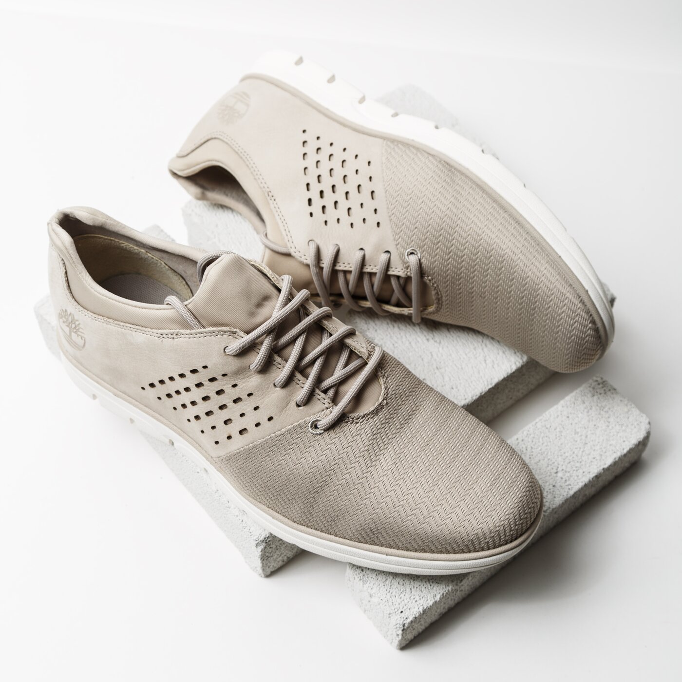 Męskie półbuty TIMBERLAND BRADSTREET OXFORD ca1lhj kolor beżowy