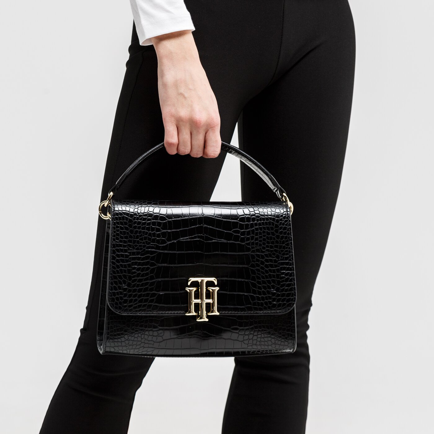 Damska torebka TOMMY HILFIGER TOREBKA TH LOCK SATCHEL CROCO aw0aw088670gj kolor czarny