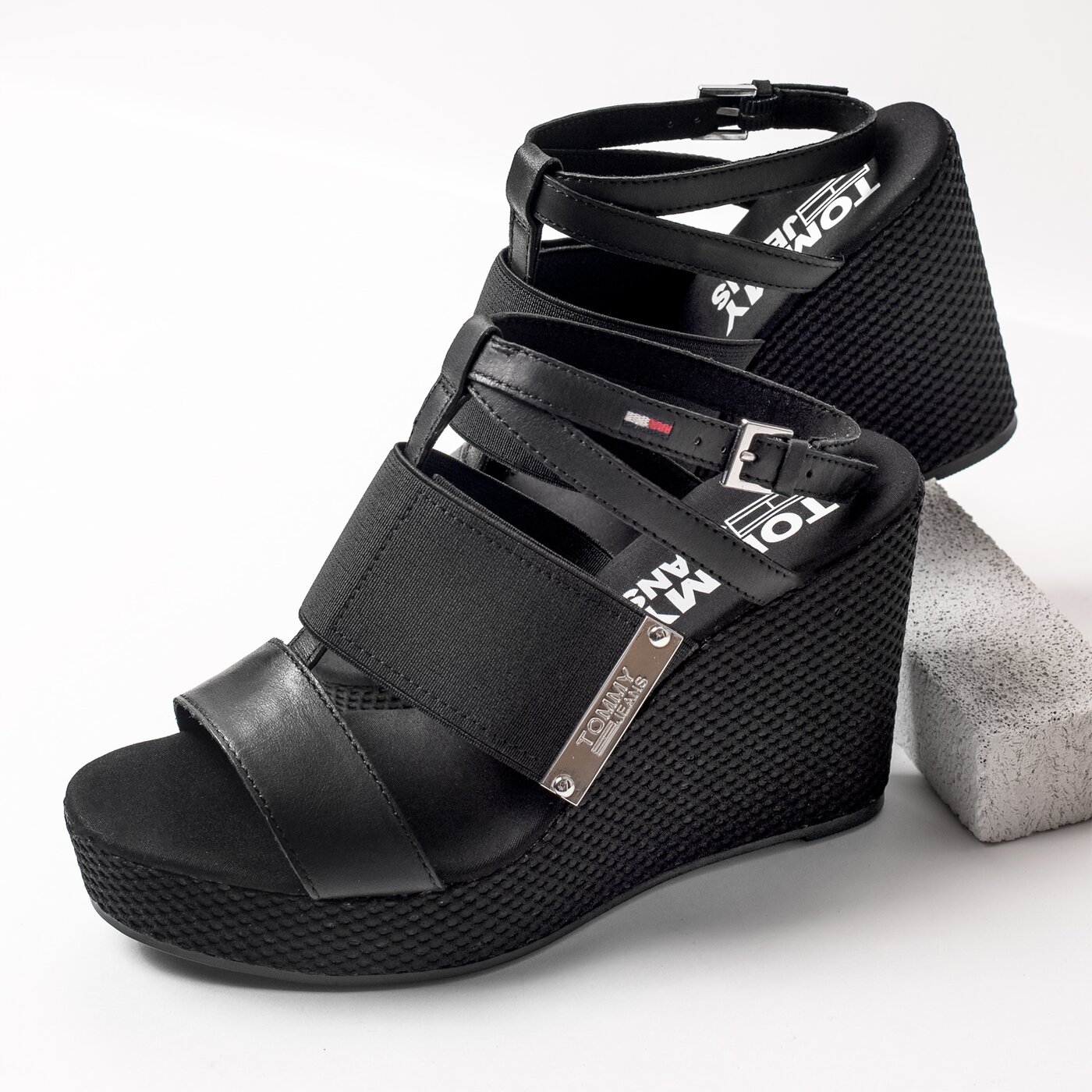 Damskie sandały TOMMY HILFIGER MATERIAL MIX WEDGE SANDAL en0en00048990 kolor czarny