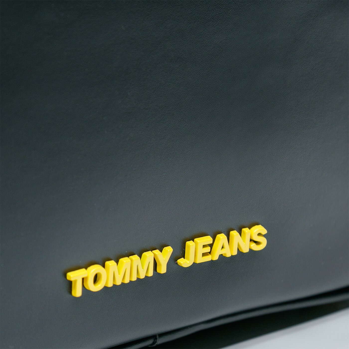 Damska torebka TOMMY HILFIGER TOREBKA TJW NEW GEN SATCHEL aw0aw08567bds kolor czarny