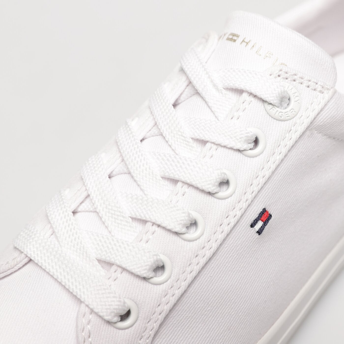 Damskie półbuty TOMMY HILFIGER ESSENTIAL STRIPES SNEAKER fw0fw06954ybs kolor biały