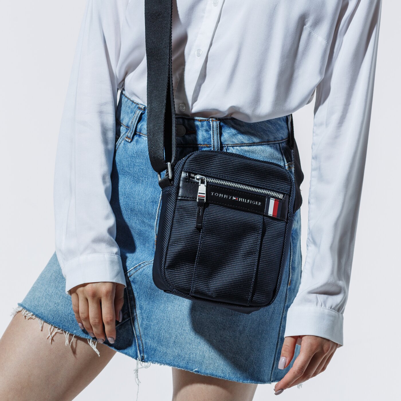 TOMMY HILFIGER TORBA ELEVATED NYLON MINI REPORTER am0am05810cjm kolor granatowy