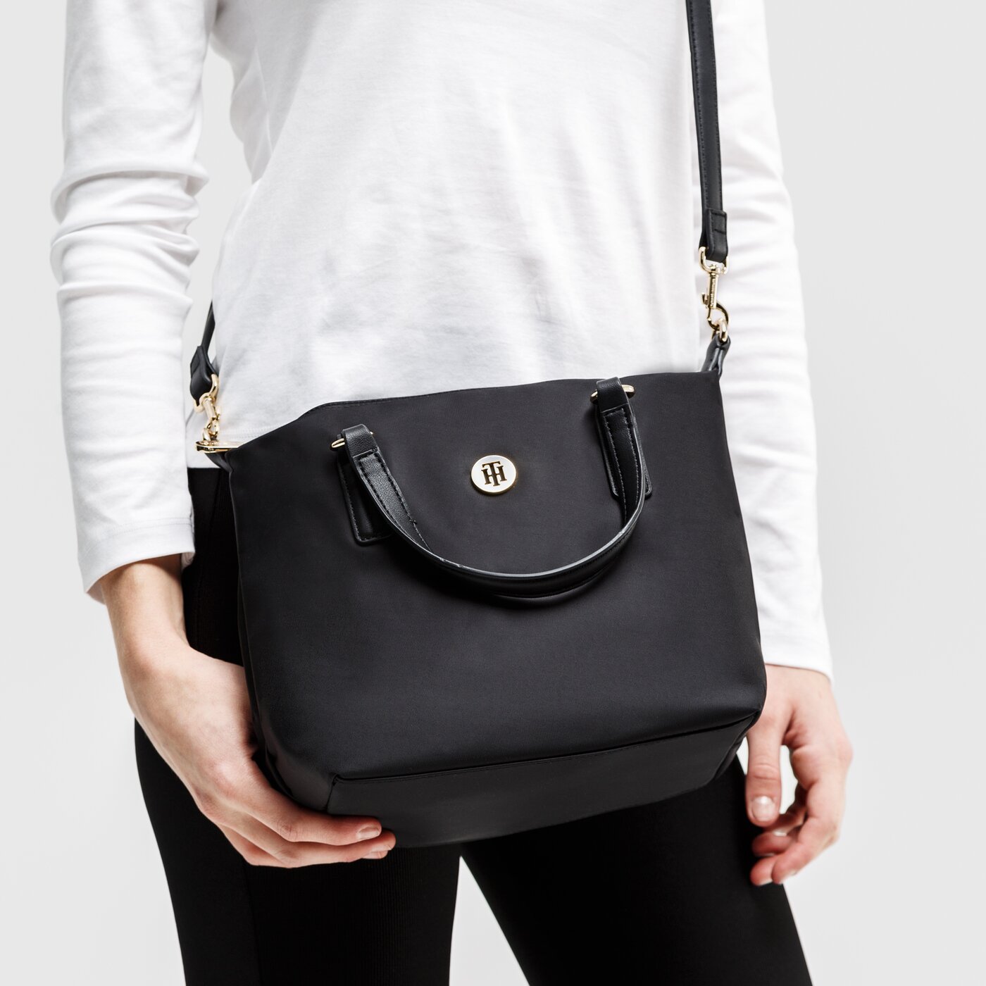 Damska torebka TOMMY HILFIGER TOREBKA POPPY SMALL TOTE SOLID aw0aw088300gj kolor czarny