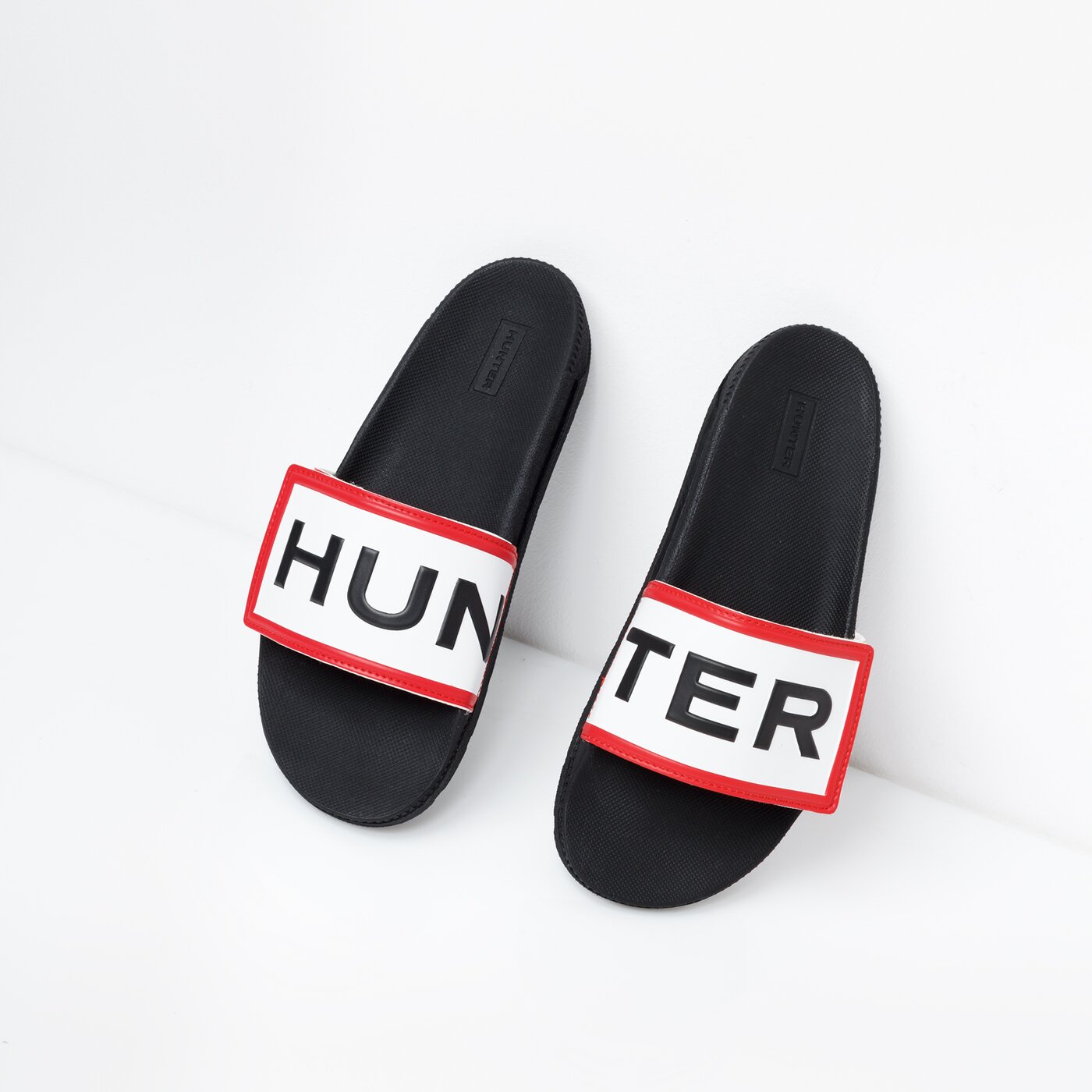 Damskie klapki HUNTER ADJUSTABLE SLIDE ARROW PRINT wfd4018evablk kolor czarny