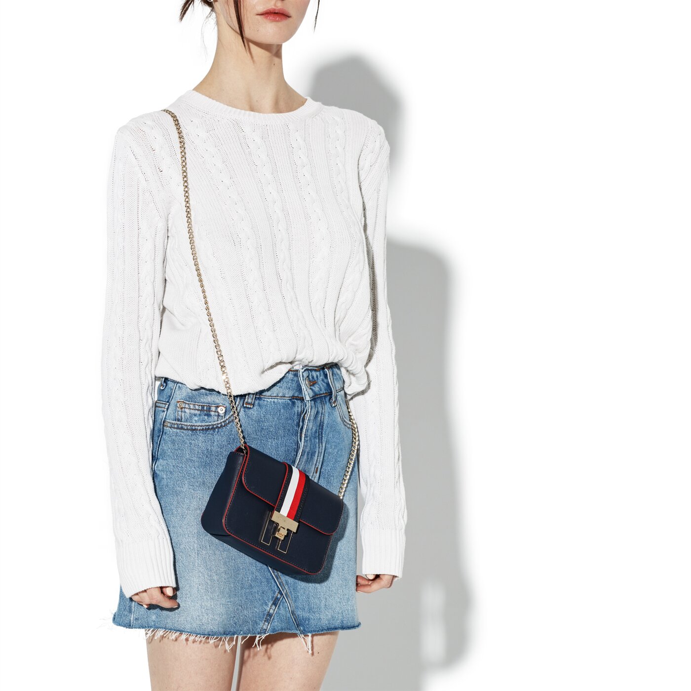 Damska torebka TOMMY HILFIGER TOREBKA HERITAGE MINI XOVER aw0aw05650413 kolor granatowy