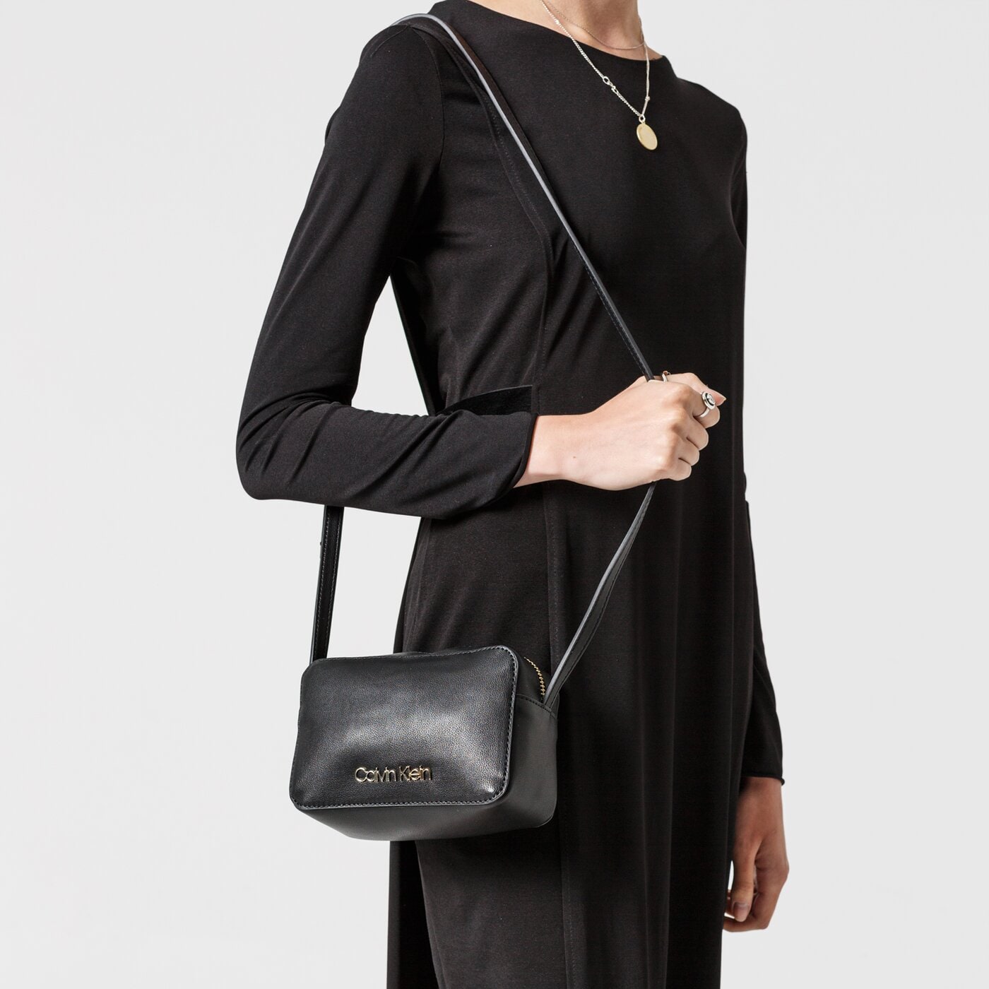 Damska torebka CALVIN KLEIN TOREBKA MUST CAMERABAG k60k605871bds kolor czarny