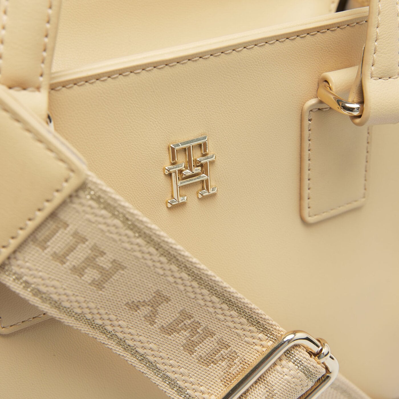 Damska torebka TOMMY HILFIGER TOREBKA TH MONOTYPE MINI TOTE aw0aw15977acr kolor beżowy