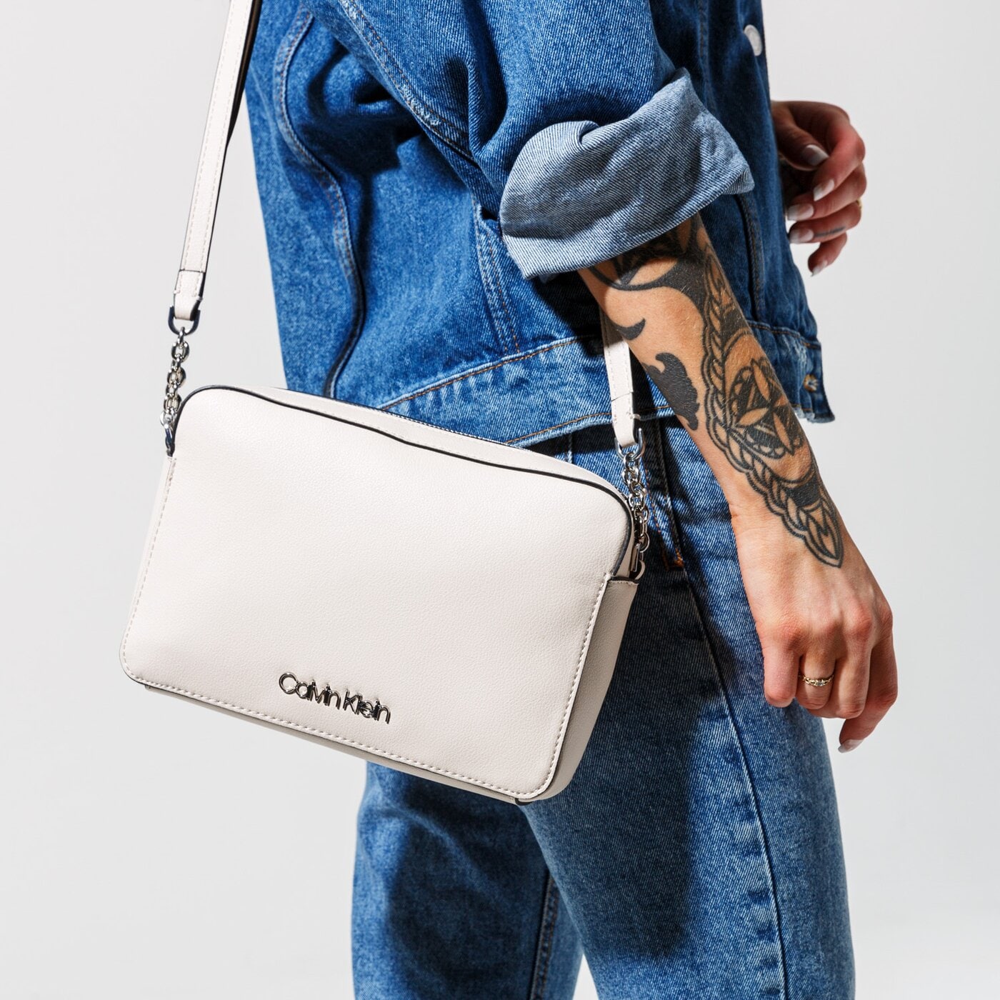 Damska torebka CALVIN KLEIN TOREBKA CK MUST EW CROSSBODY k60k606666vhb kolor beżowy