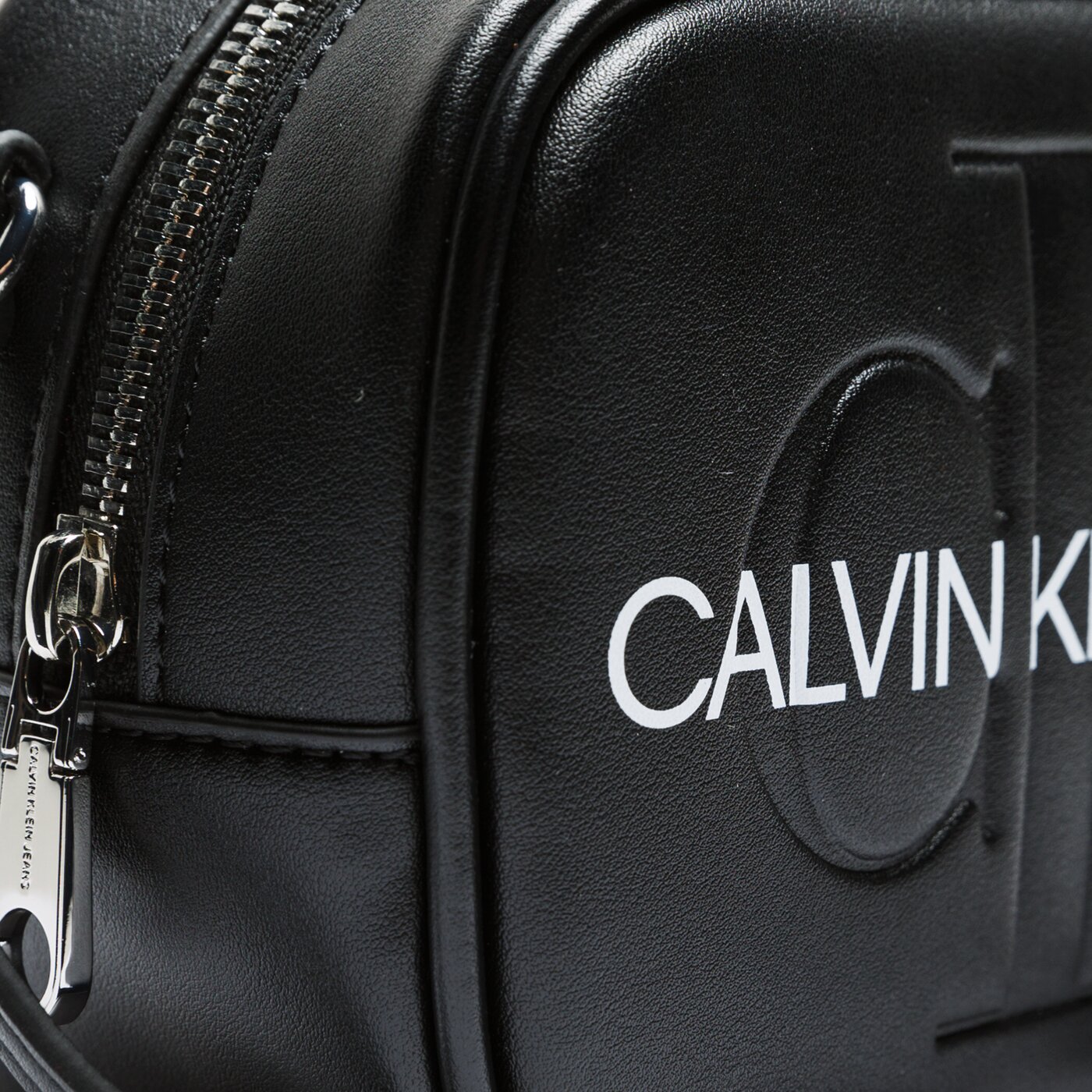 Damska torebka CALVIN KLEIN TOREBKA SCULPTED MONOGRAM CAMERA BAG k60k605524001 kolor czarny