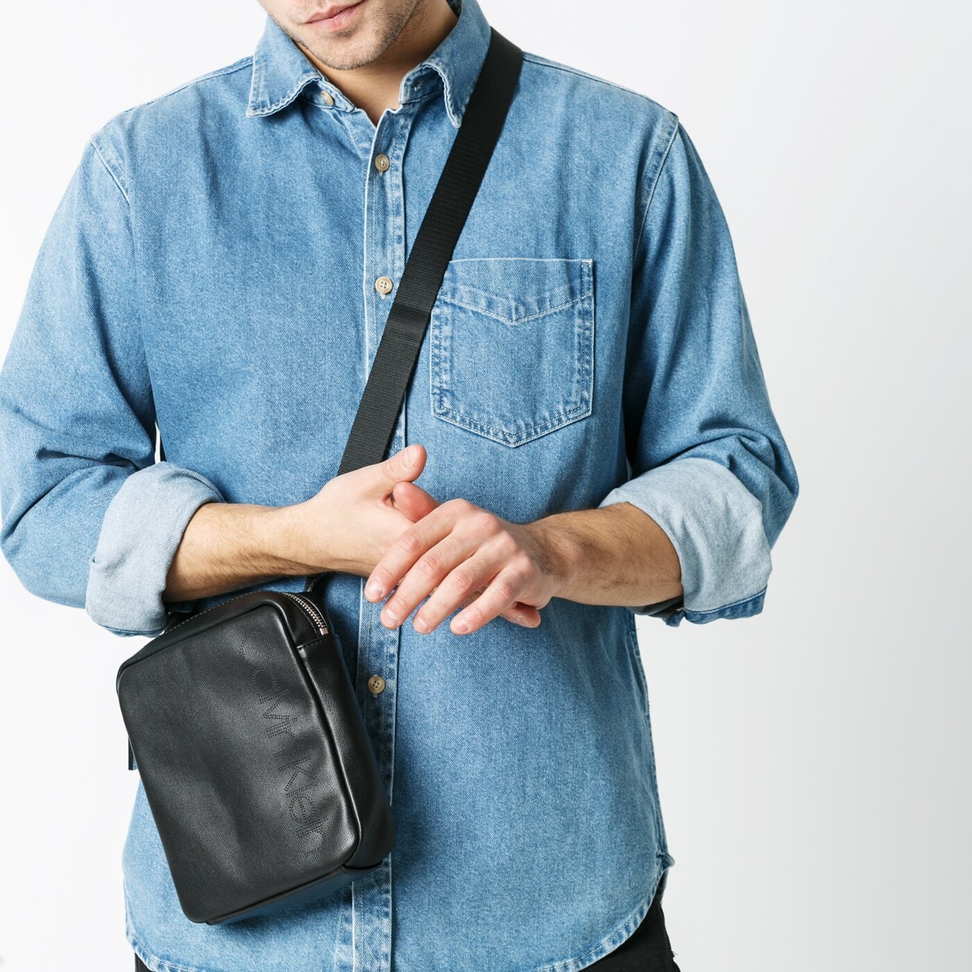 CALVIN KLEIN TORBA PUNCHED MINI REPORTER k50k505466bds kolor czarny