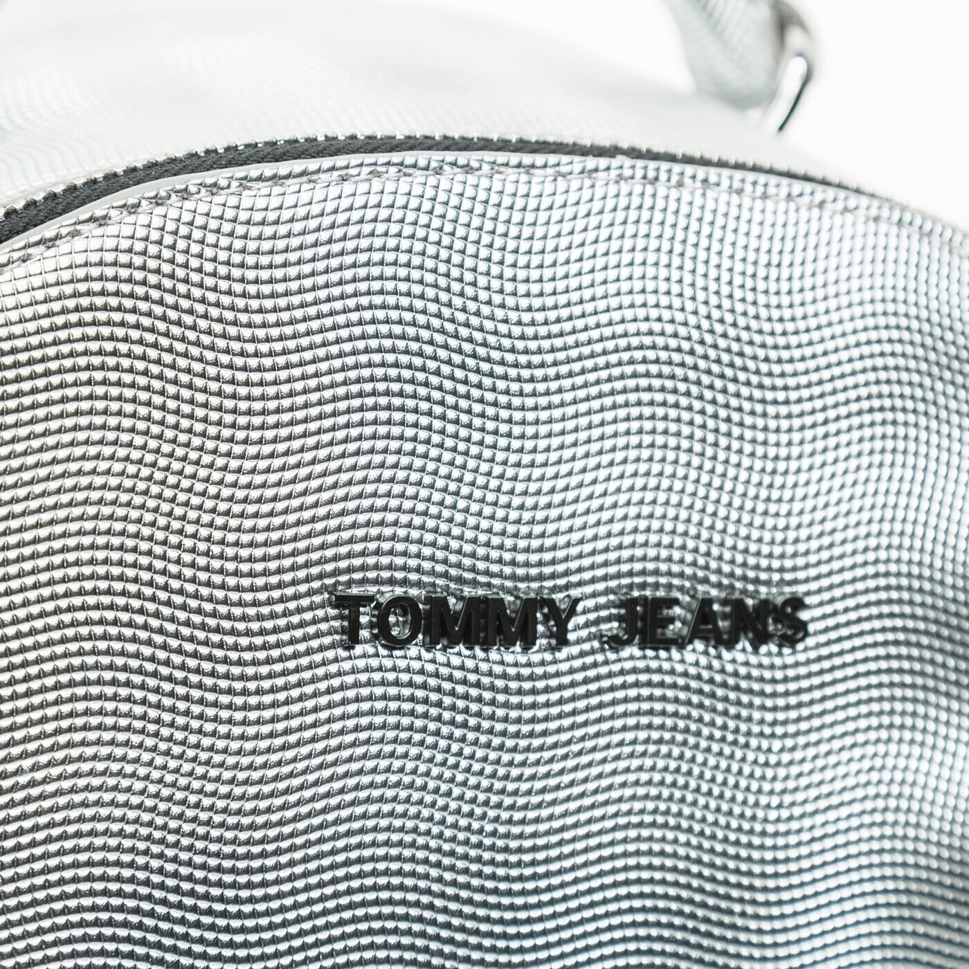 Damski plecak TOMMY HILFIGER PLECAK TJW FEMME PU BACKPACK METALIC aw0aw098640im kolor srebrny
