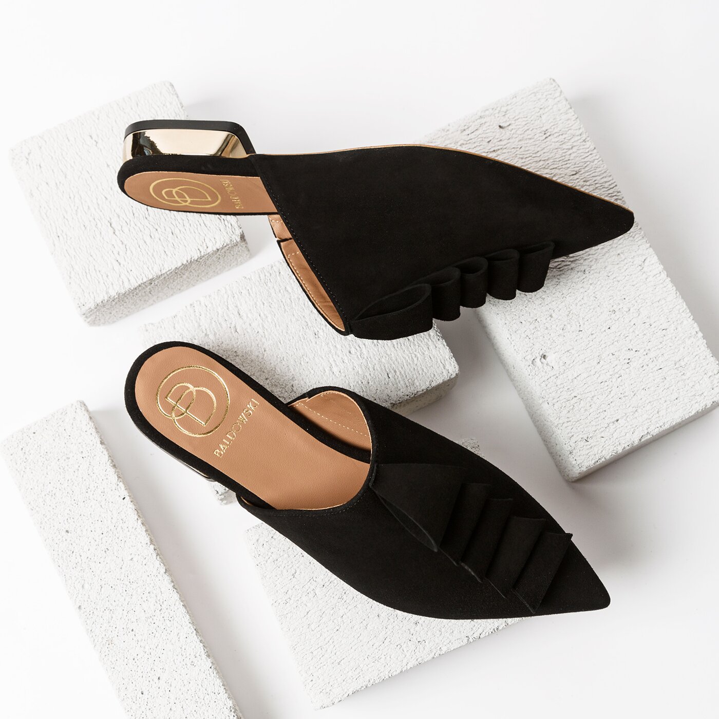 Damskie klapki BALDOWSKI KLAPKI Z FALBANKĄ d02238/3211/001 kolor czarny