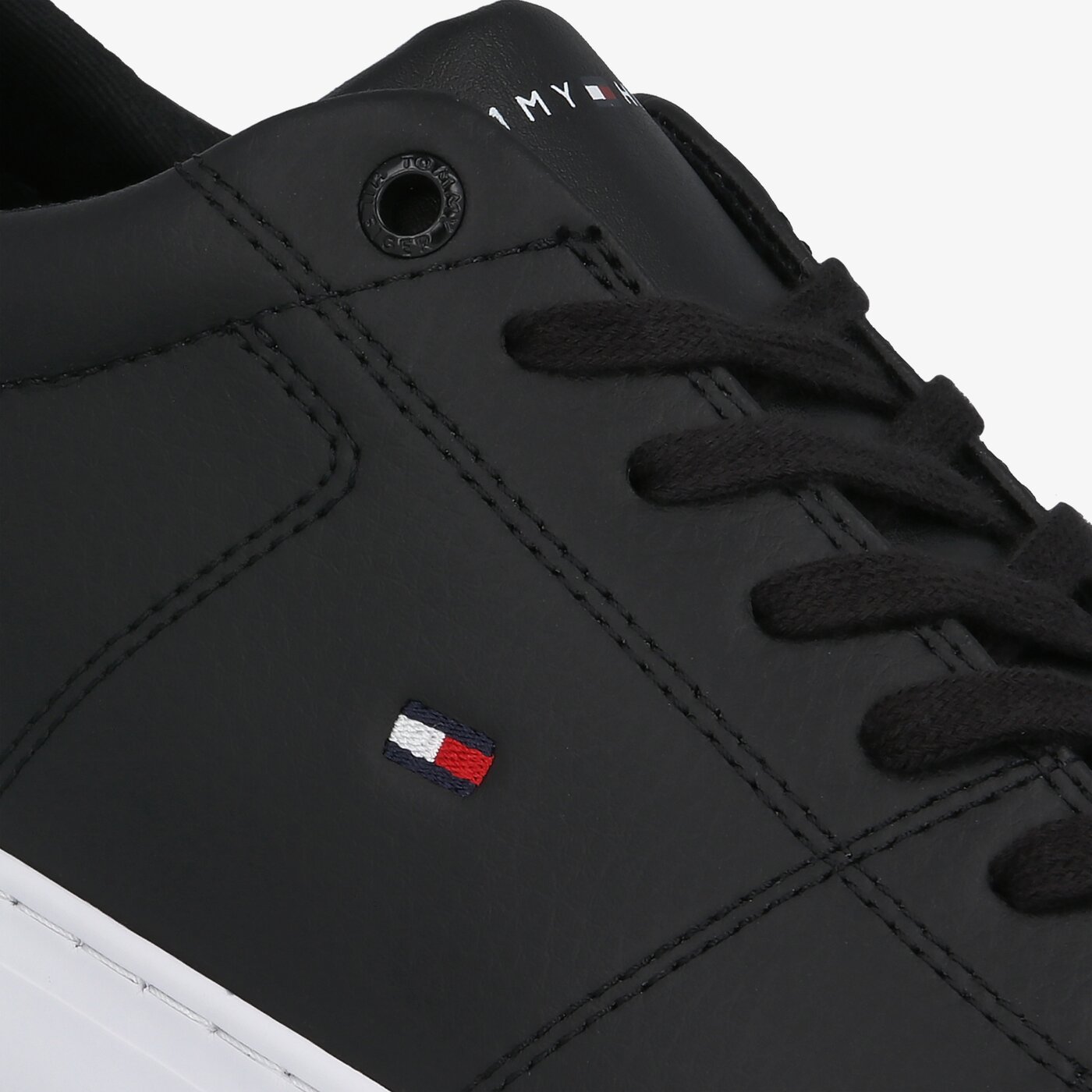Męskie trampki TOMMY HILFIGER JAY 16A ESSENTIAL LEATHER DETAIL VULC fm0fm02977bds kolor czarny