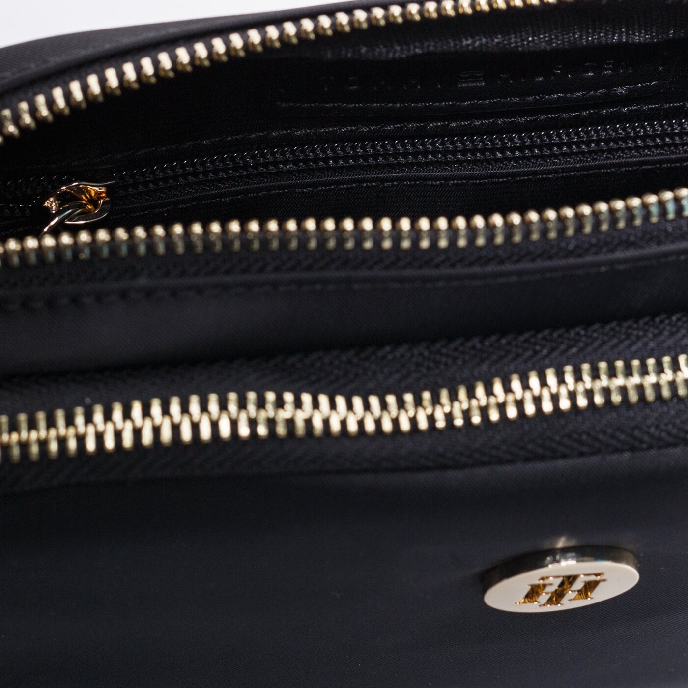 Damska torebka TOMMY HILFIGER TOREBKA POPPY CROSSOVER aw0aw088260gj kolor czarny