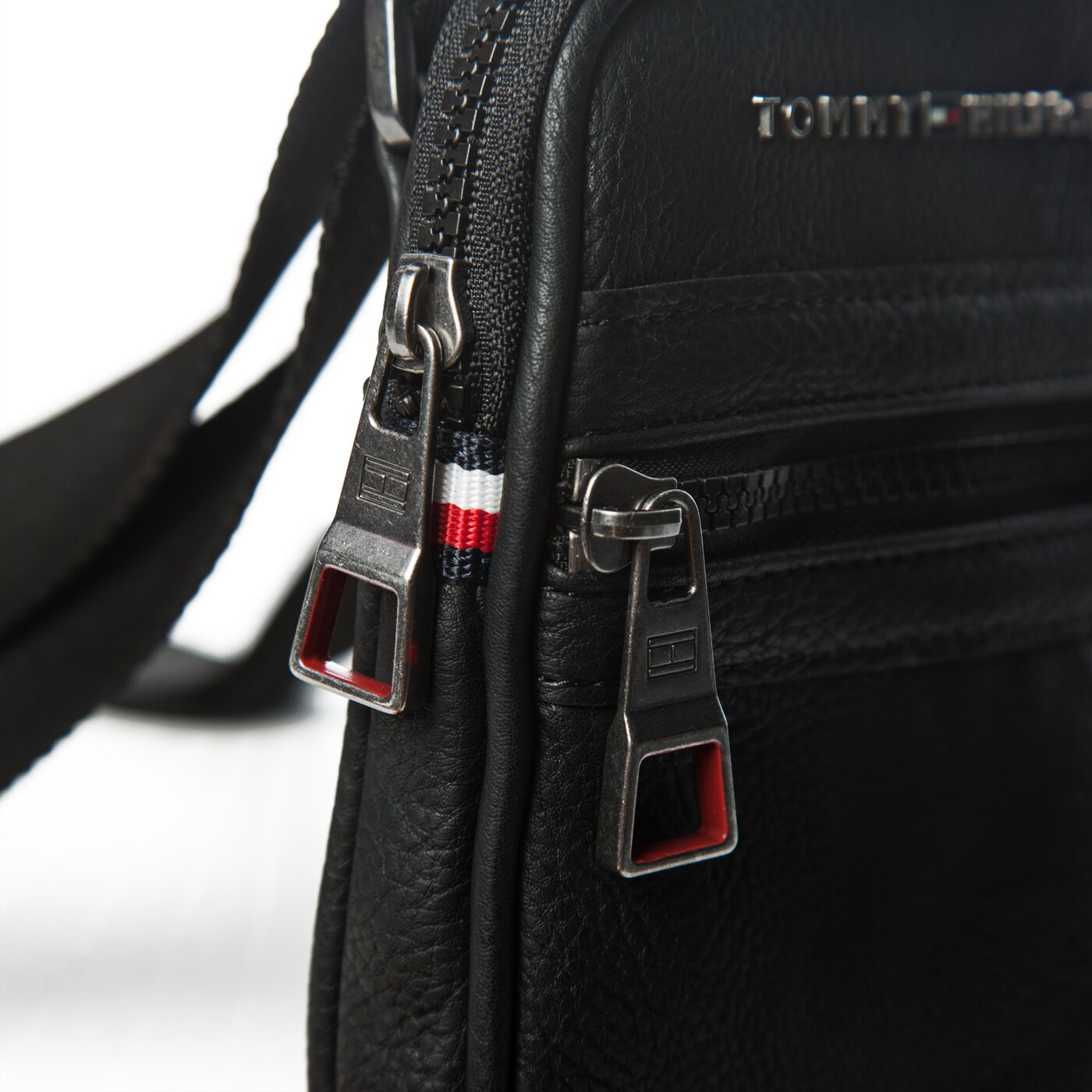 TOMMY HILFIGER TORBA ESSENTIAL COMPACT CROSSOVER am0am03225002 kolor czarny